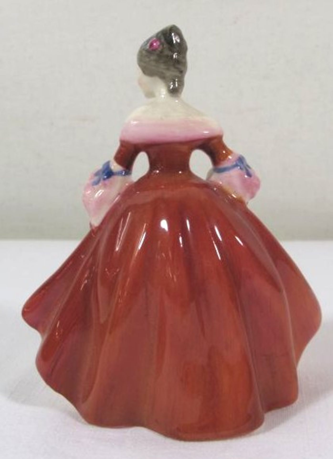 Figur "Dame", Royal Doulton, Entw. Peggy Davies, 1957, polychr. Bemalung, H-10cm. - Bild 2 aus 3