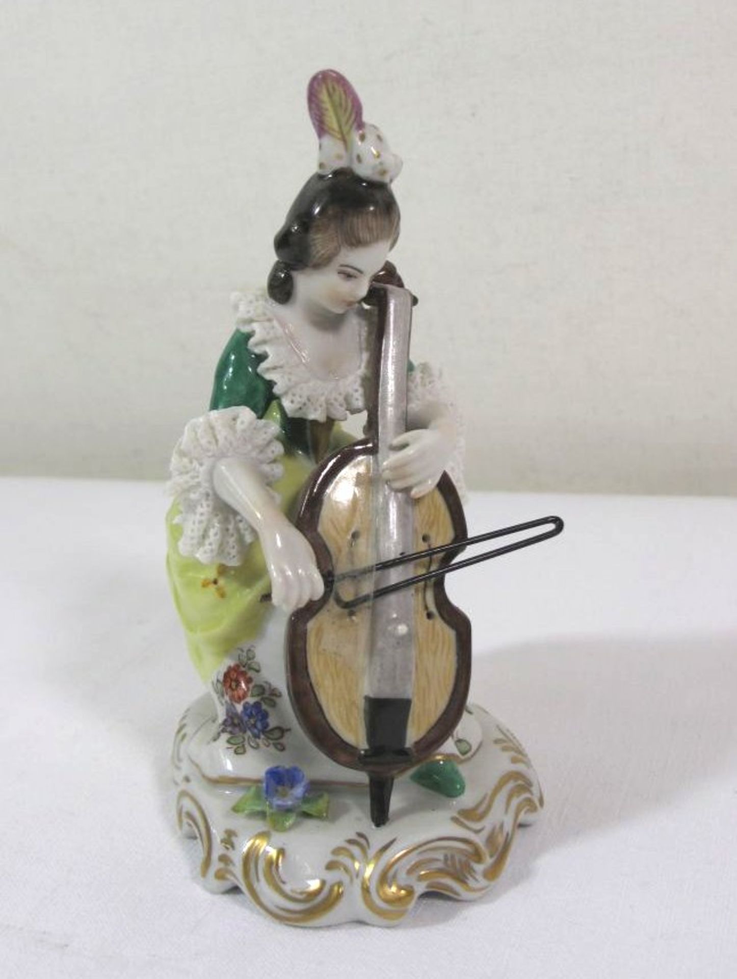 Cello Spielerin, Aelteste Volkstedt, guter Zustand, kl. Abplatzer an Spitze, polychr. Bemalung, H-