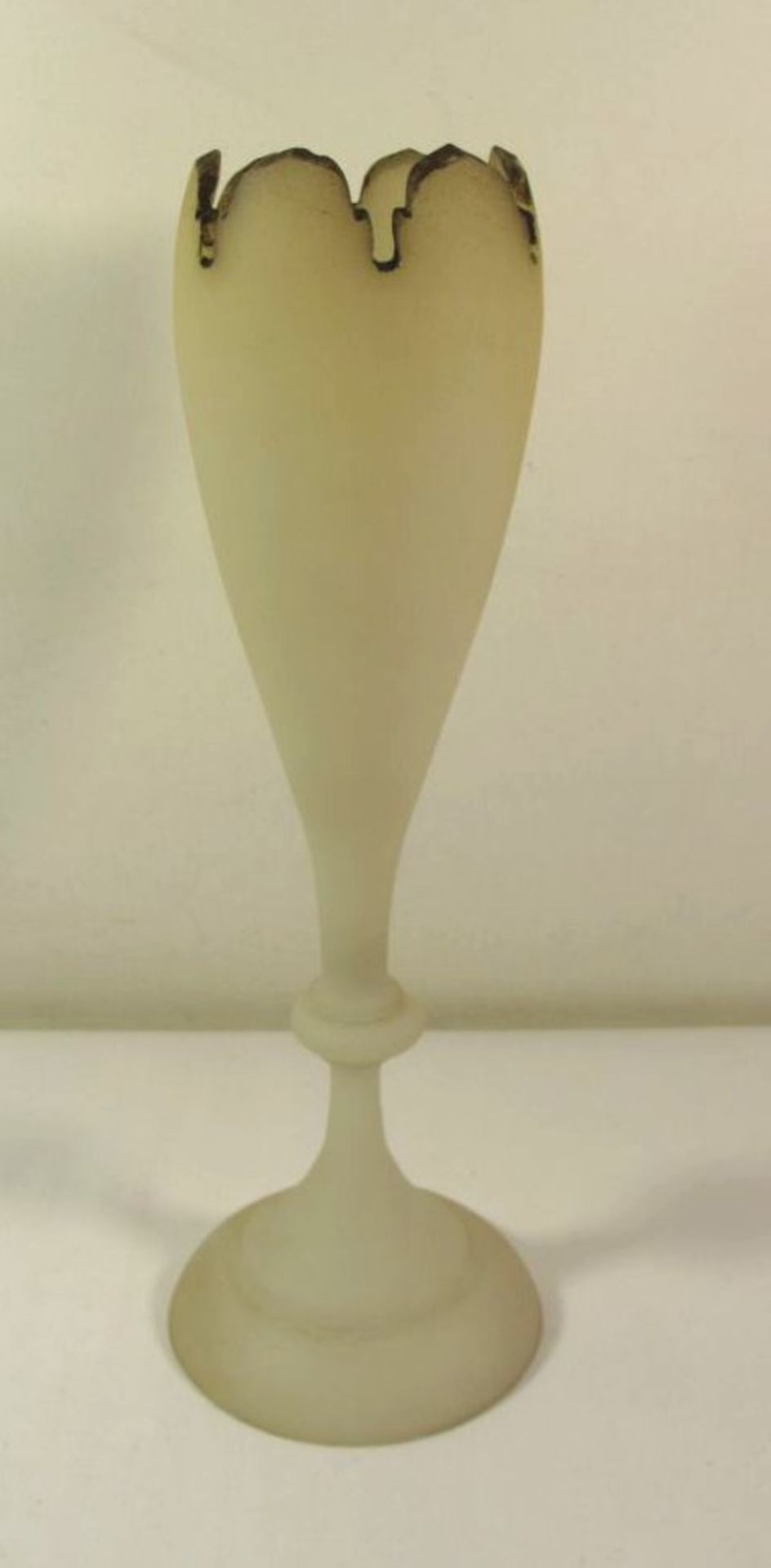 hohe Vase, 19. Jhd., Milchglas, oberer Rand mit Goldstaffage, H-35,5cm.