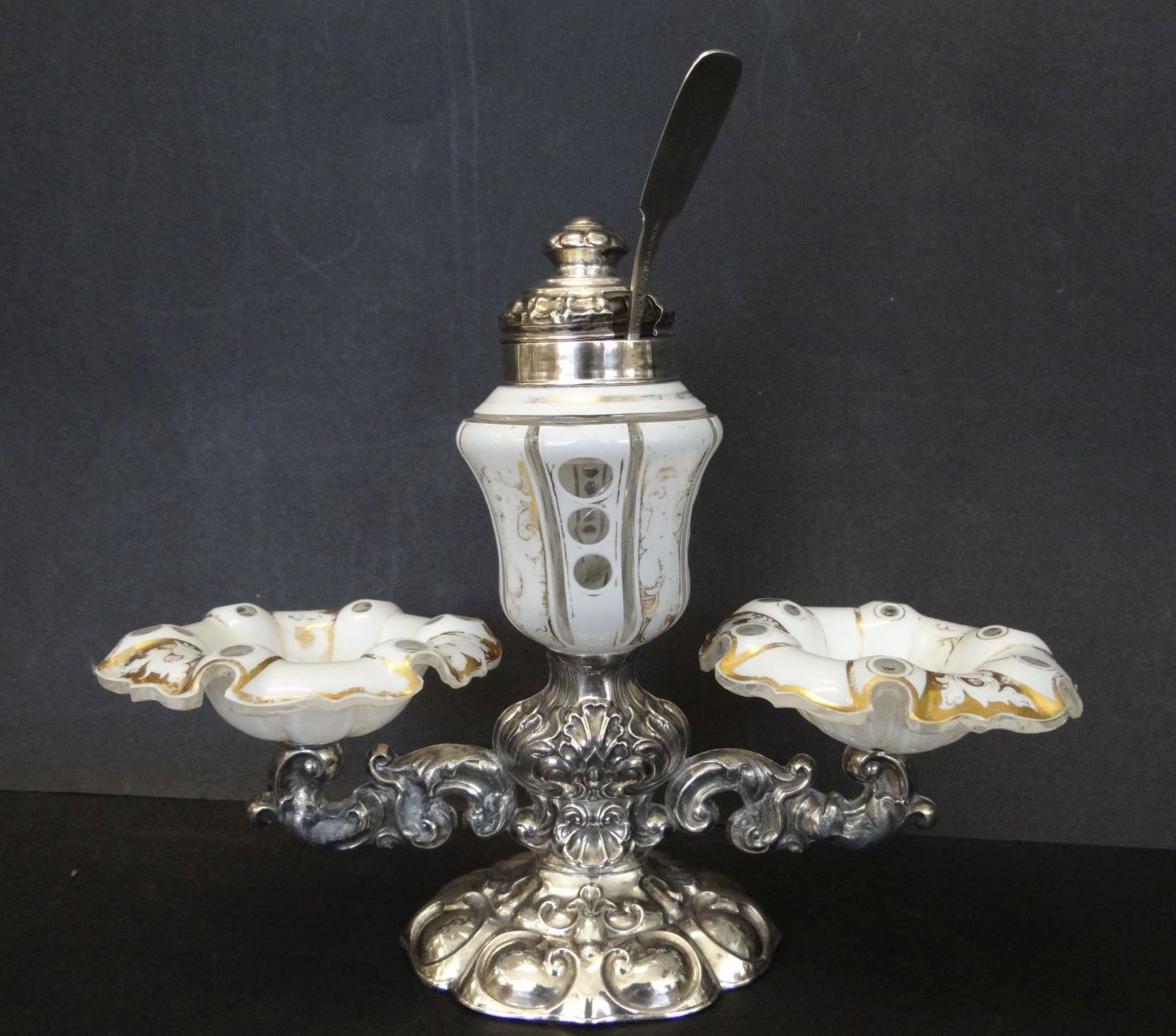 Biedermeier-Menage, Überfangglas auf Silberstand, Gold etwas berieben, 2 Gewürzschälchen und - Bild 2 aus 7