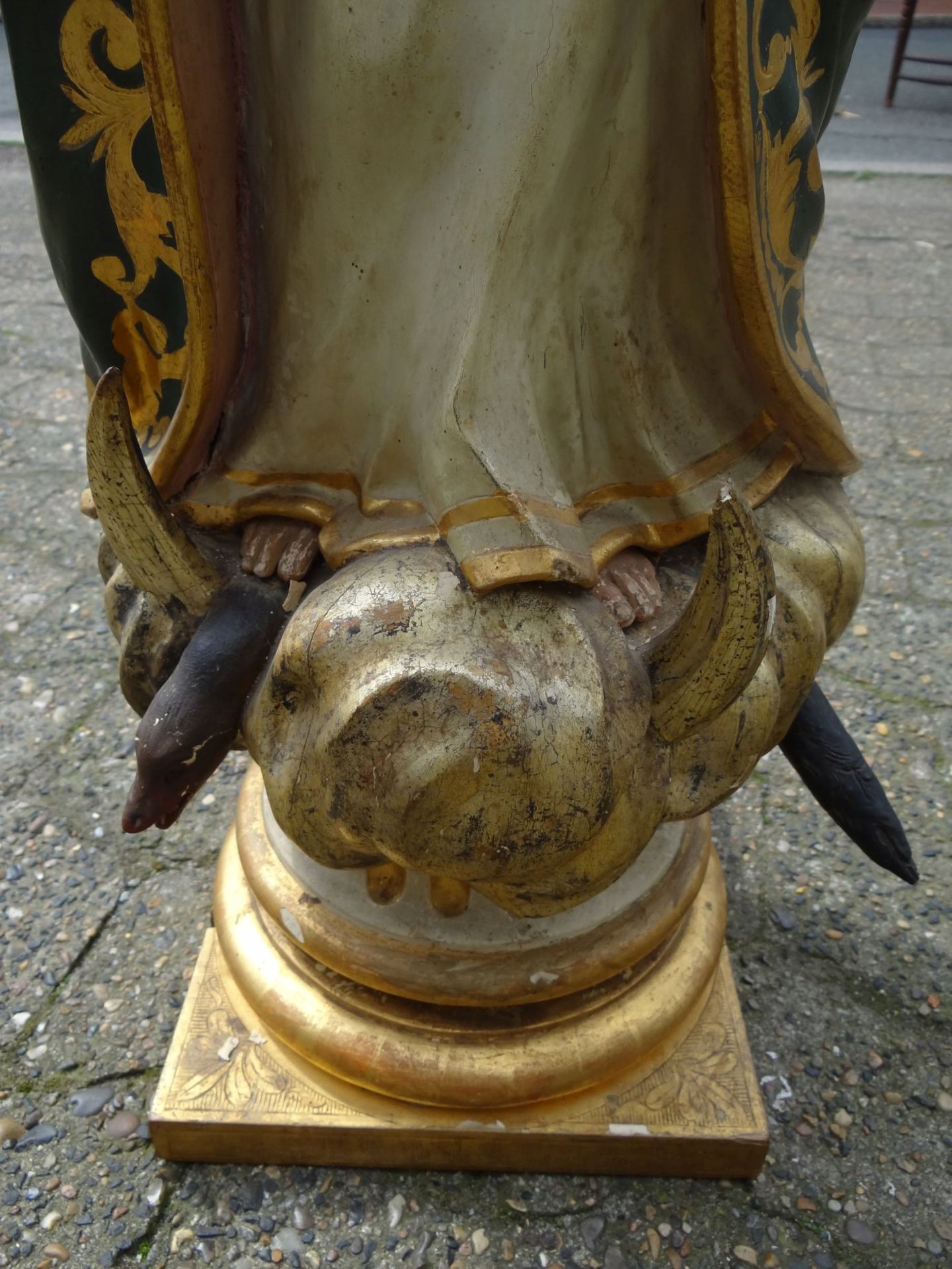 Holzskulptur, betende Heilige mit Schlange und Teufelshörner, farbig staffiert, H-73 cm, Alters-u. - Bild 8 aus 9