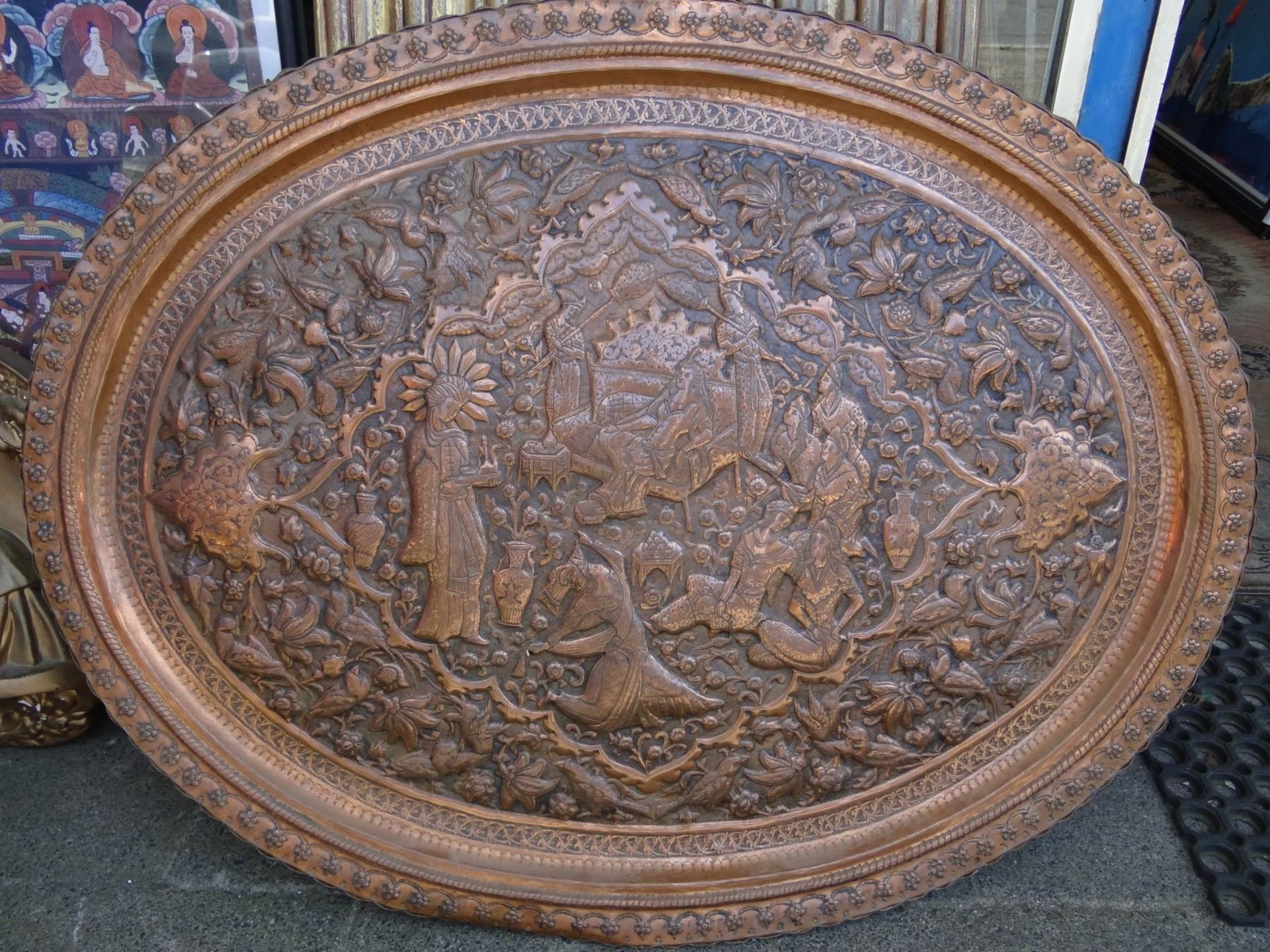 grosse ovale Kupferplatte, handgetriebene Haremszene, Alters-u. Gebrauchsspuren, 75x95 cm, wohl