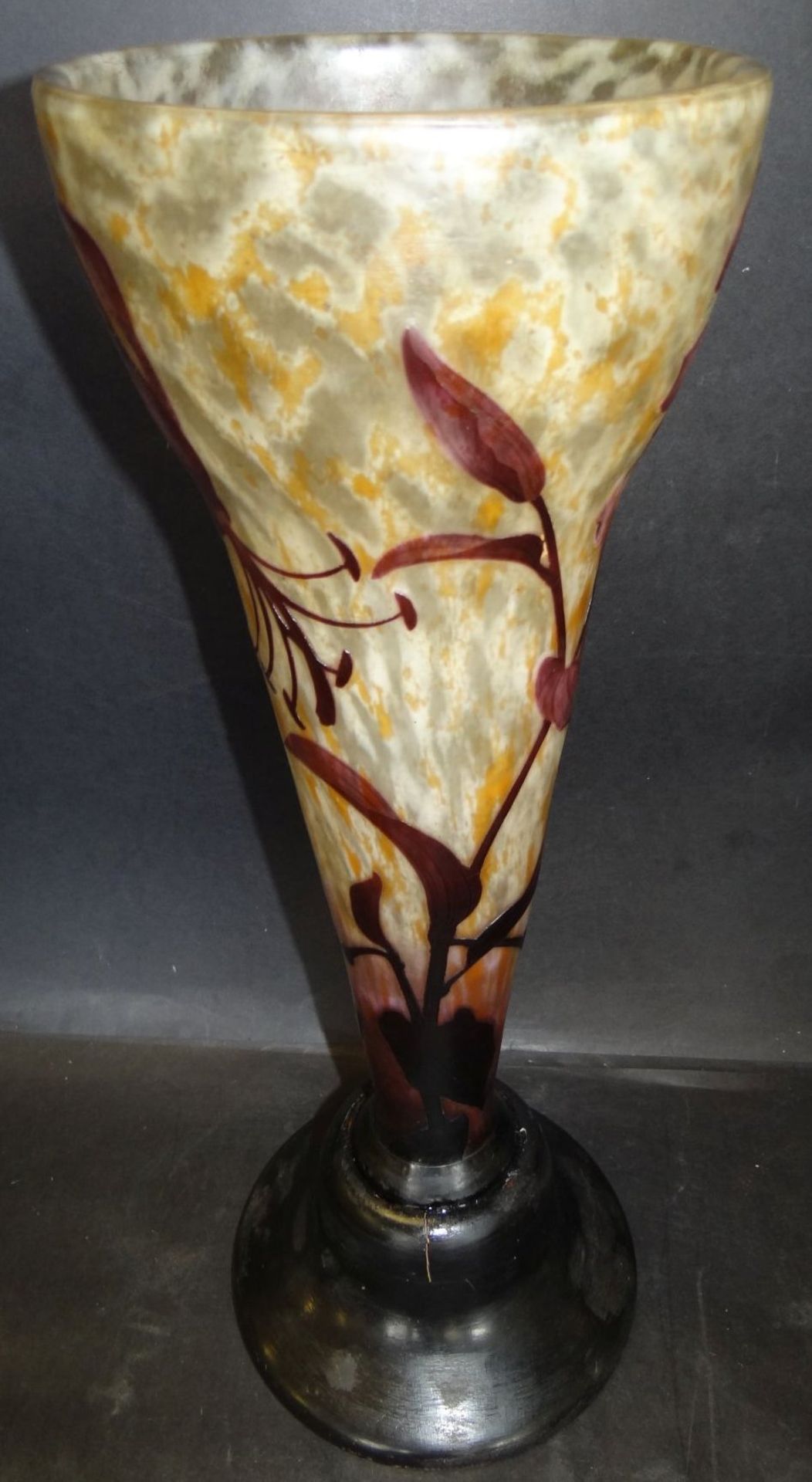 hohe Jugendstil-Vase, sign. "Daum-Nancy, France", überfangen und geschnittenes florales Dekor, auf - Bild 3 aus 7