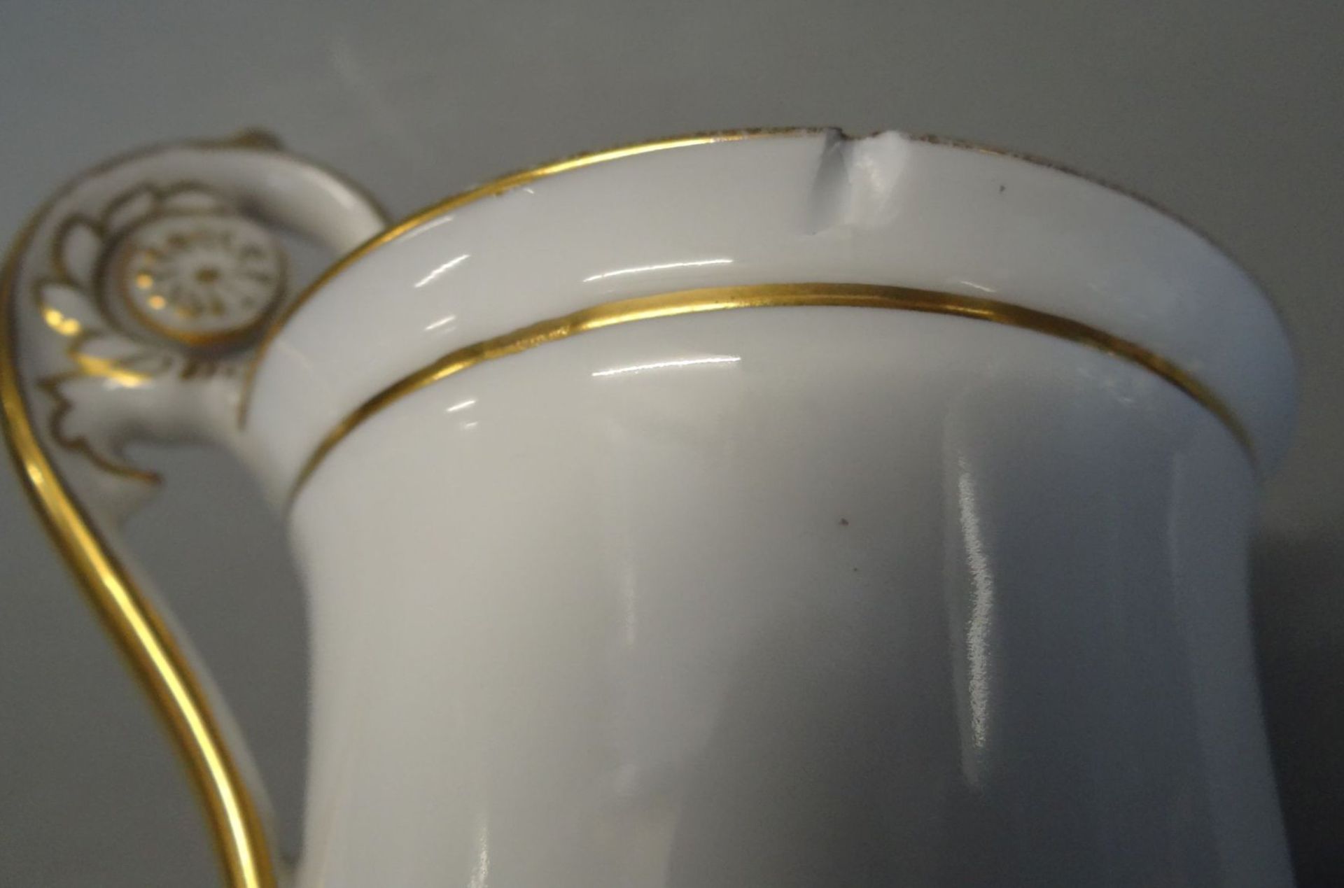 gr. Tasse mit Wappenmalerei, Goldrand, 1x bestossen, H-13 cm - Bild 3 aus 4