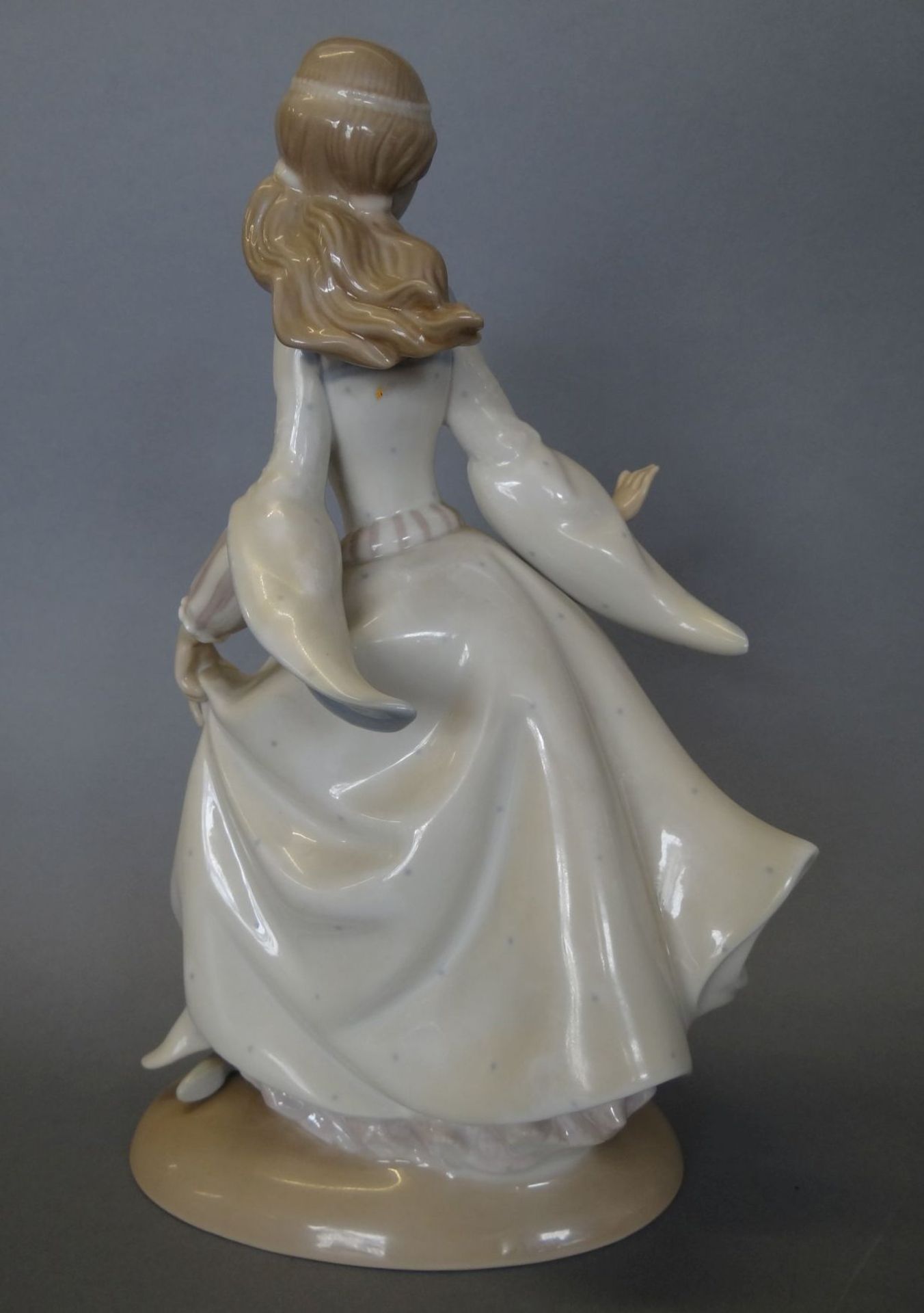 Porzellanfigur "Junges Mädchen " Lladro, Spanien, H-24 cm, älter, Zeigefinger abgebroch - Bild 3 aus 5