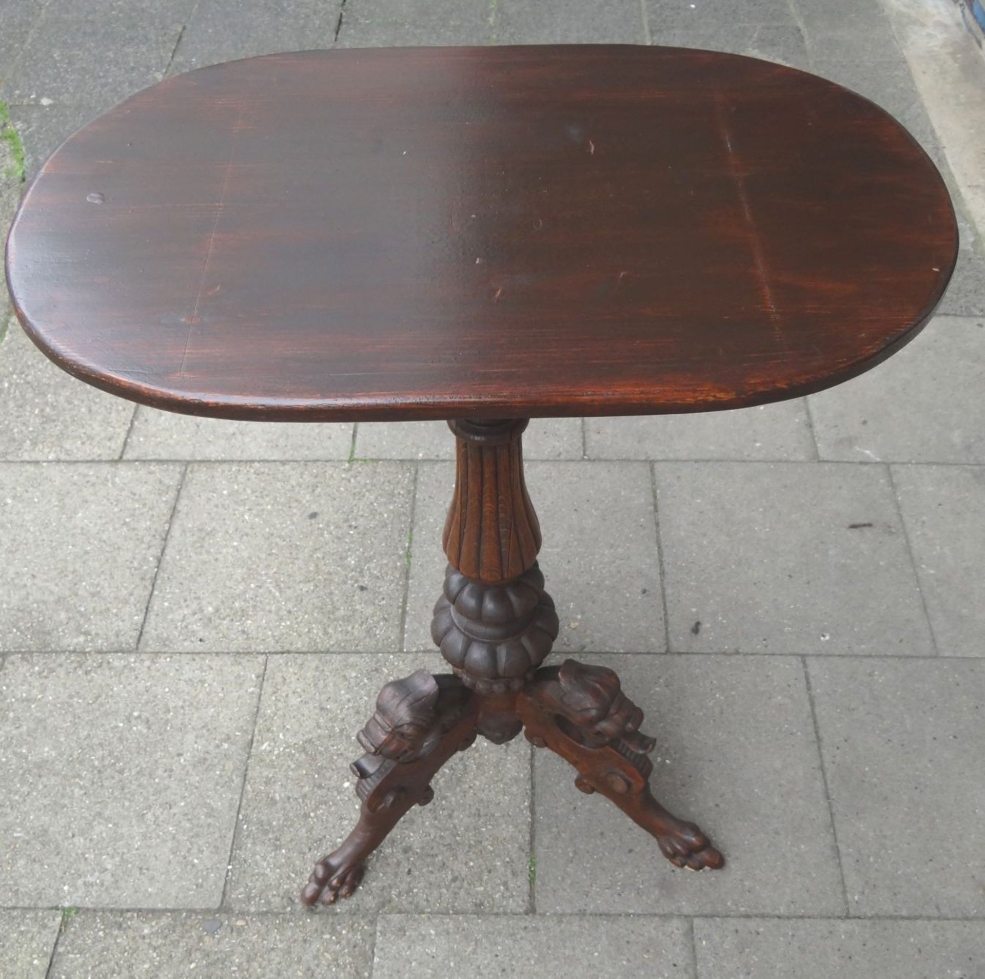 kl. Tisch mit beschnitzen Füssen, H-75 cm, Platte 61x40 cm