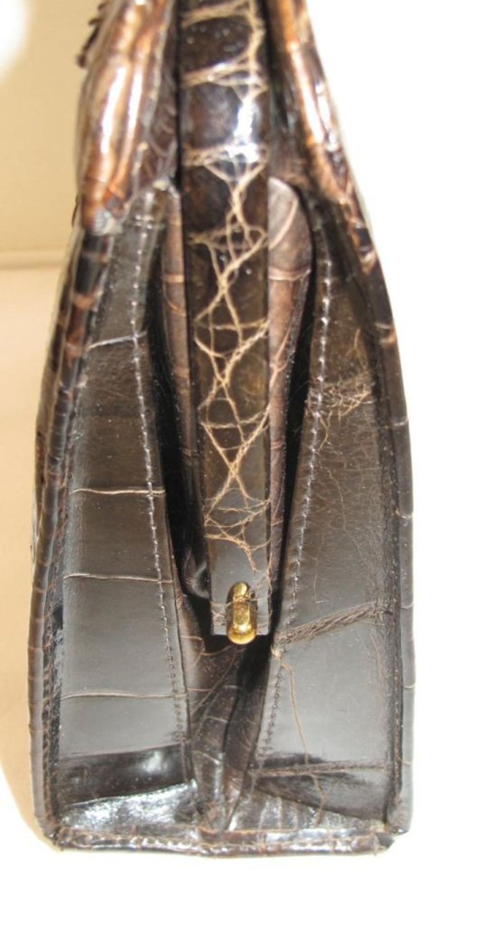 Damenhandtasche, Krokoleder, wohl 60/70er Jahre, 19 x 24cm, leichte Tragespuren. - Bild 3 aus 3