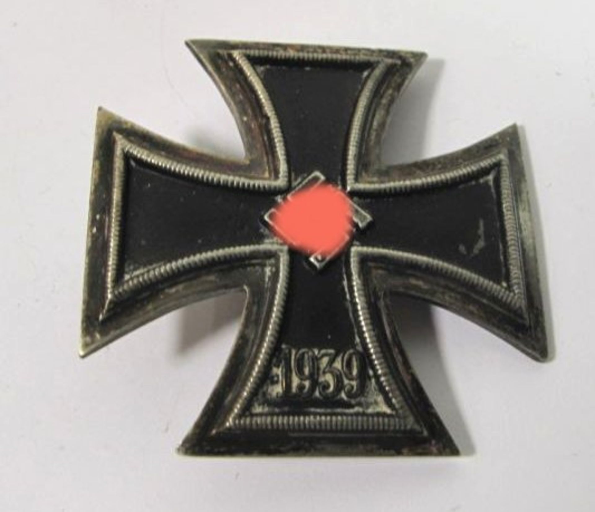 Eisernes Kreuz 1. Kl. 1939, gebogene Form, wohl Sammleranfertigung.