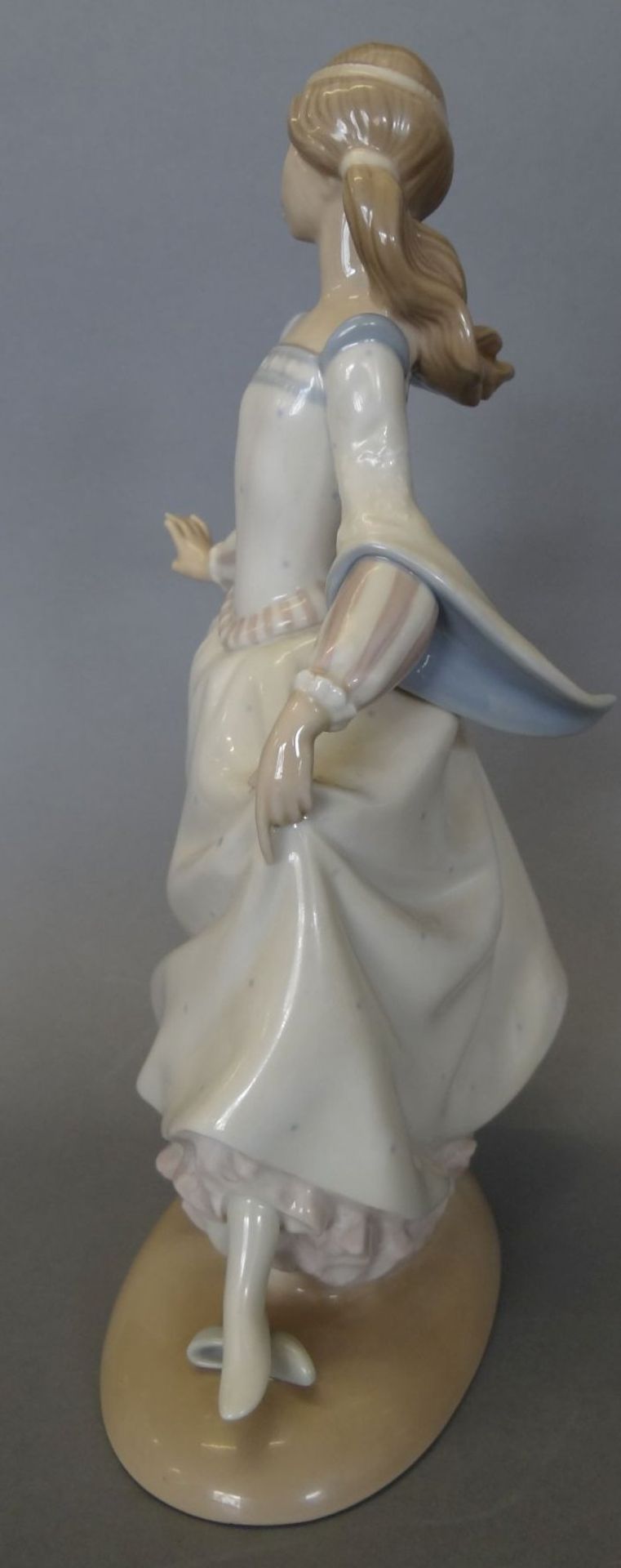 Porzellanfigur "Junges Mädchen " Lladro, Spanien, H-24 cm, älter, Zeigefinger abgebroch - Bild 2 aus 5