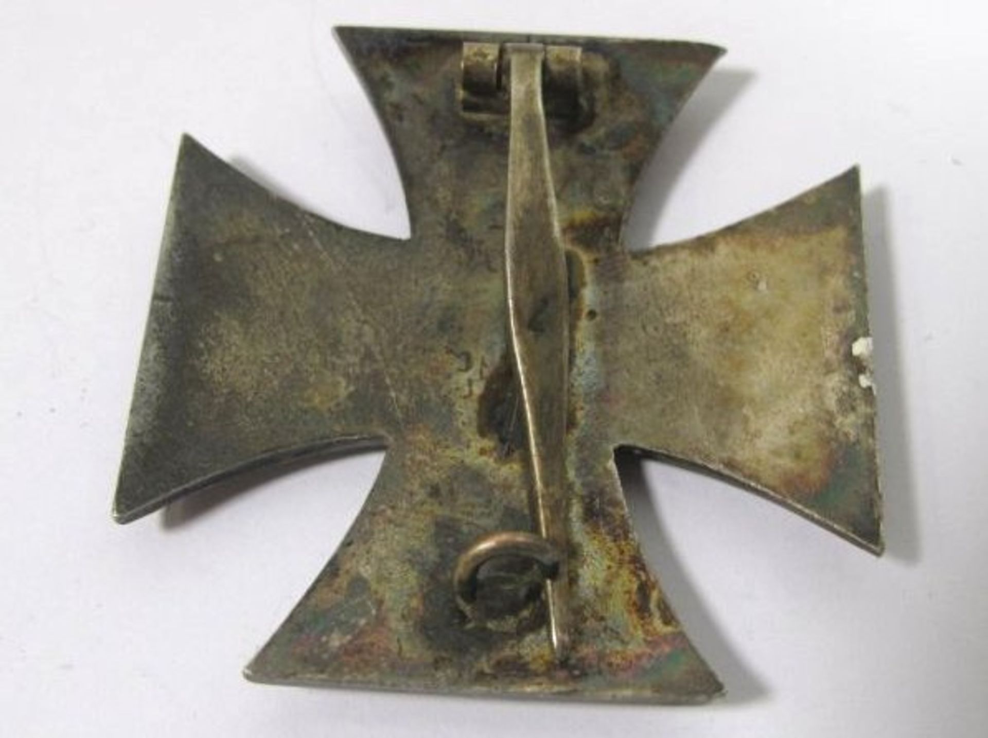 Eisernes Kreuz 1. Kl. 1939, gebogene Form, wohl Sammleranfertigung. - Bild 2 aus 2