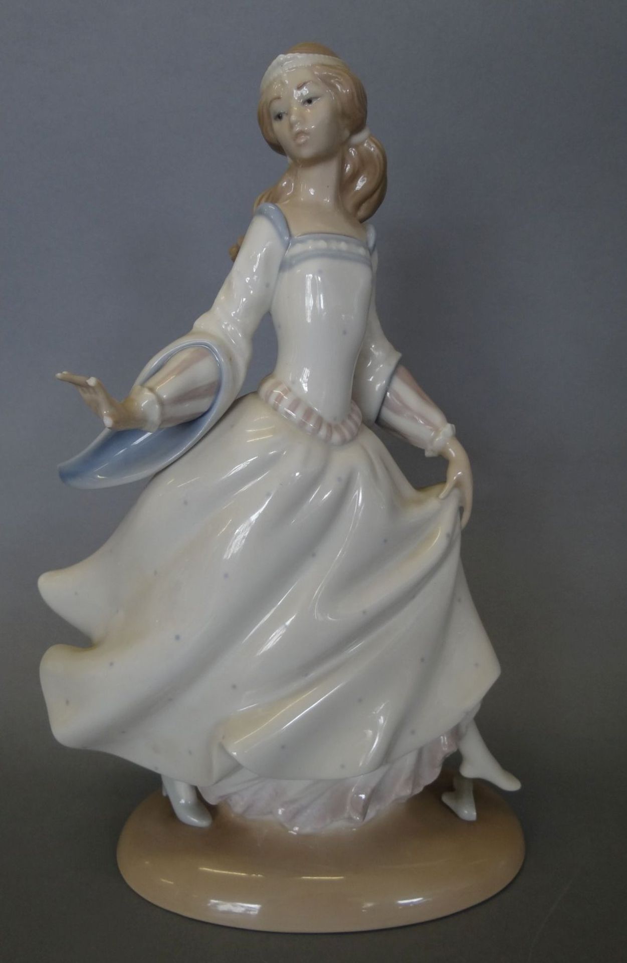 Porzellanfigur "Junges Mädchen " Lladro, Spanien, H-24 cm, älter, Zeigefinger abgebroch