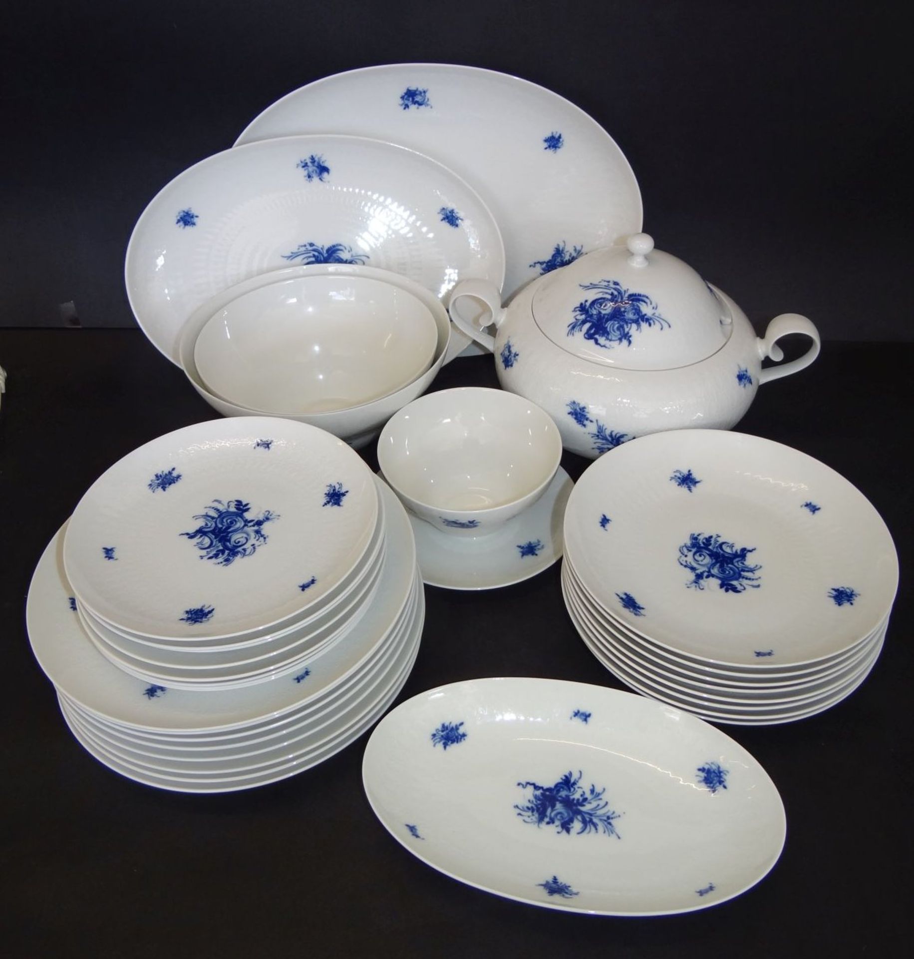 Speiseservice für 8 Personen "Rosenthal" , blaue Blumen, zus. 31 Teile, Terrine, 3 ovale Platten,