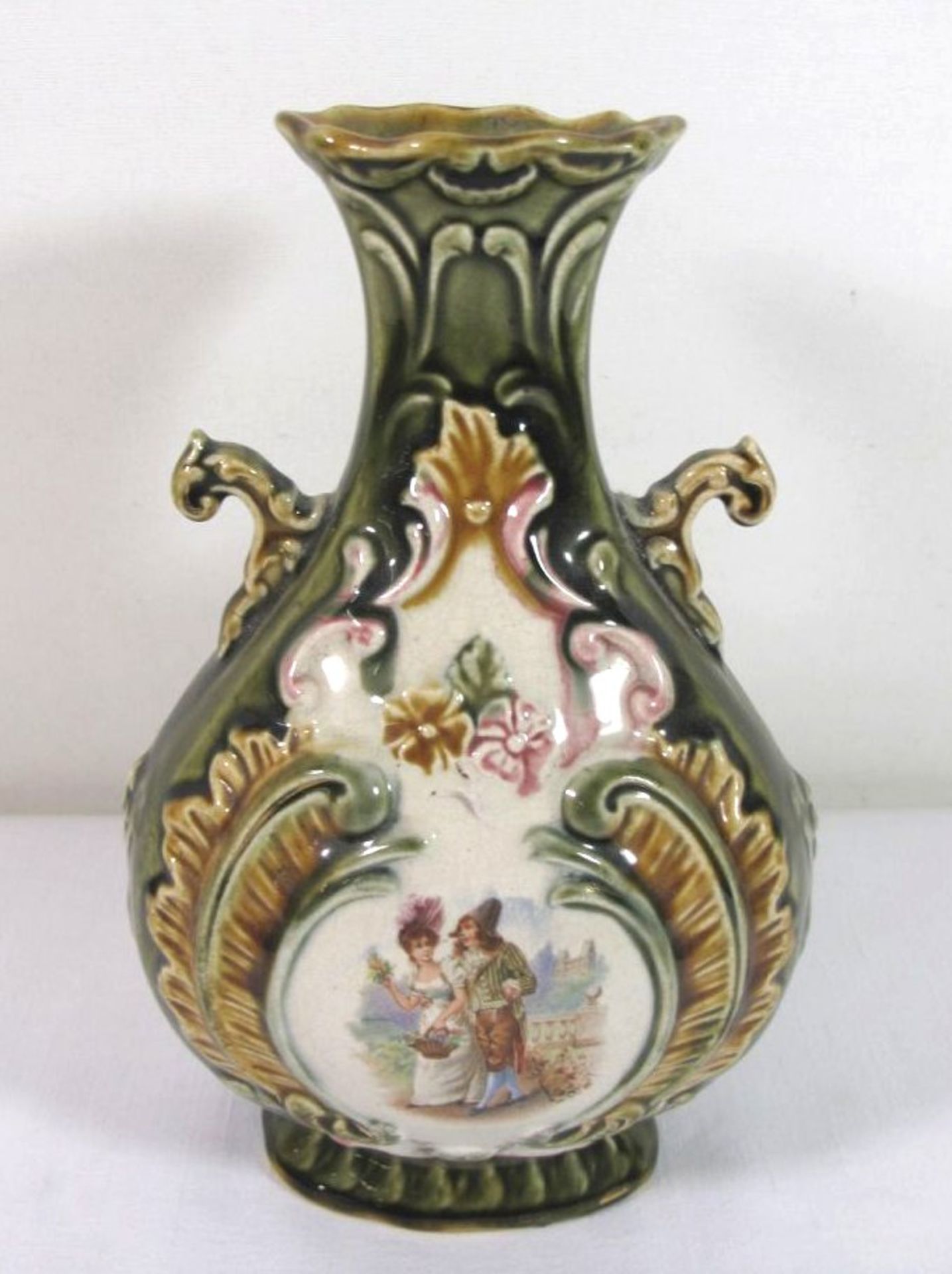 Majolika-Vase, reliefiert, galante Szene, nur Nr. 337, H-22cm.