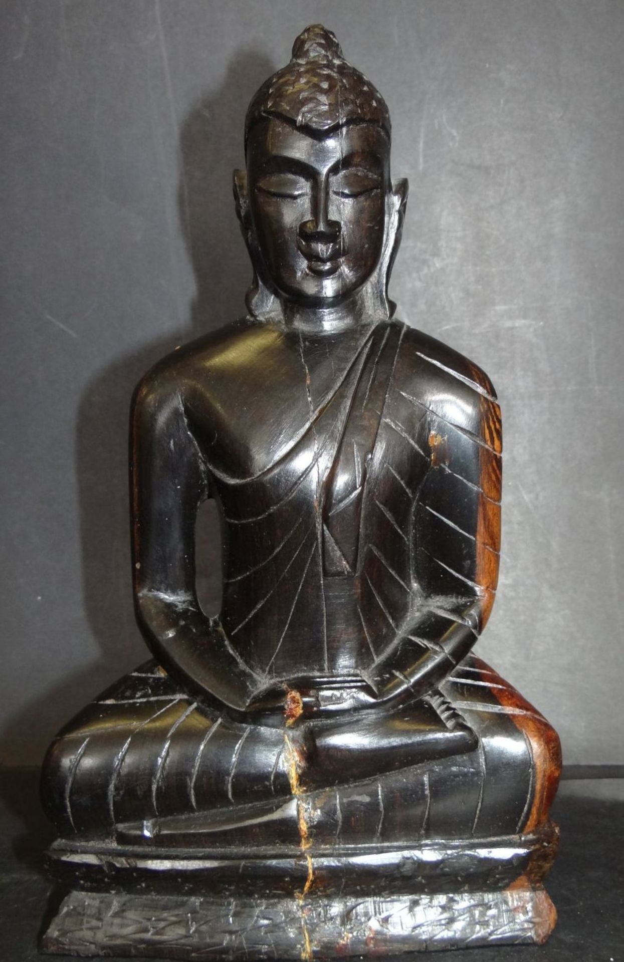 Holz-Buddha, vorne Altriss, H-23 cm