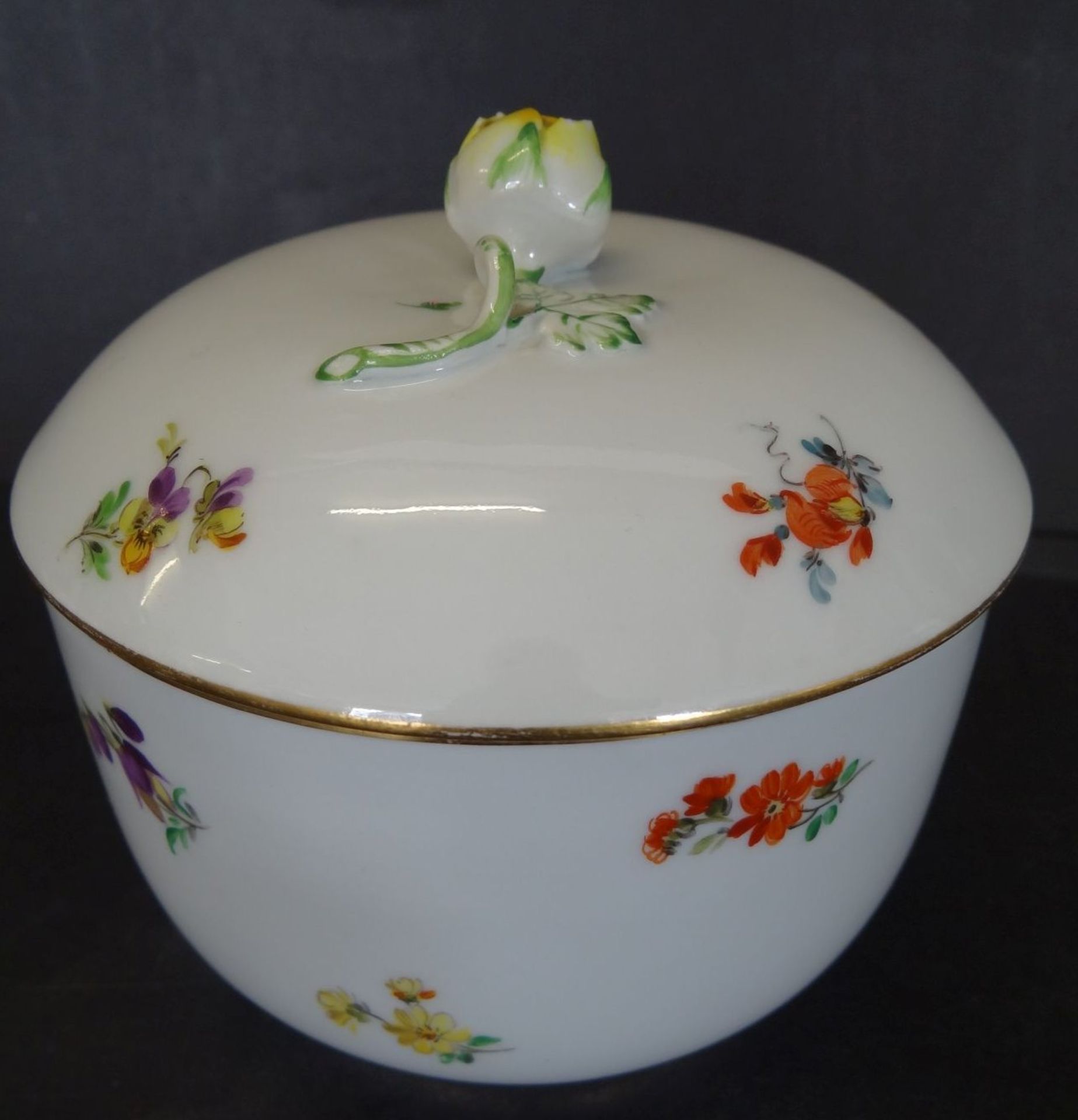 gr. Deckeldose "Meissen" Streublümchen, Schwertermarke 1.Wahl, H-11 cm, D-11 cm, Goldrand minim. - Bild 2 aus 5