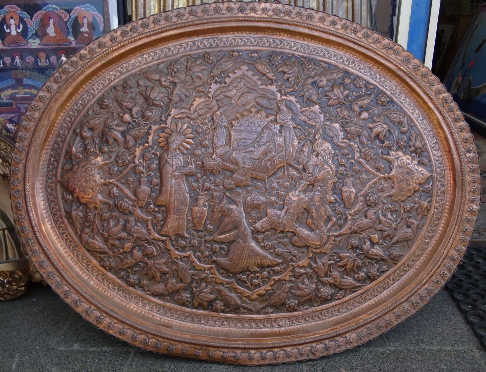 grosse ovale Kupferplatte, handgetriebene Haremszene, Alters-u. Gebrauchsspuren, 75x95 cm, wohl - Bild 2 aus 3