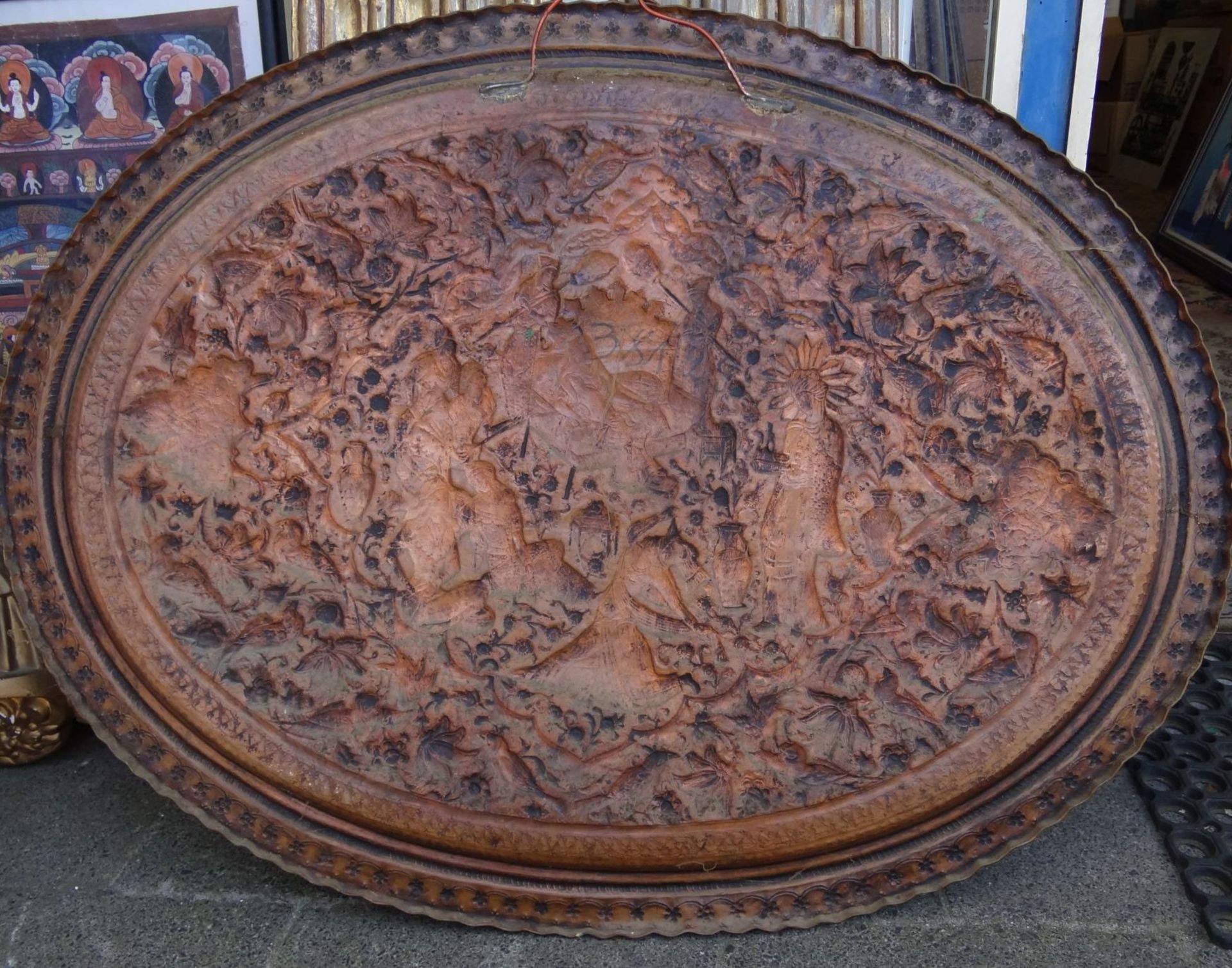 grosse ovale Kupferplatte, handgetriebene Haremszene, Alters-u. Gebrauchsspuren, 75x95 cm, wohl - Bild 3 aus 3