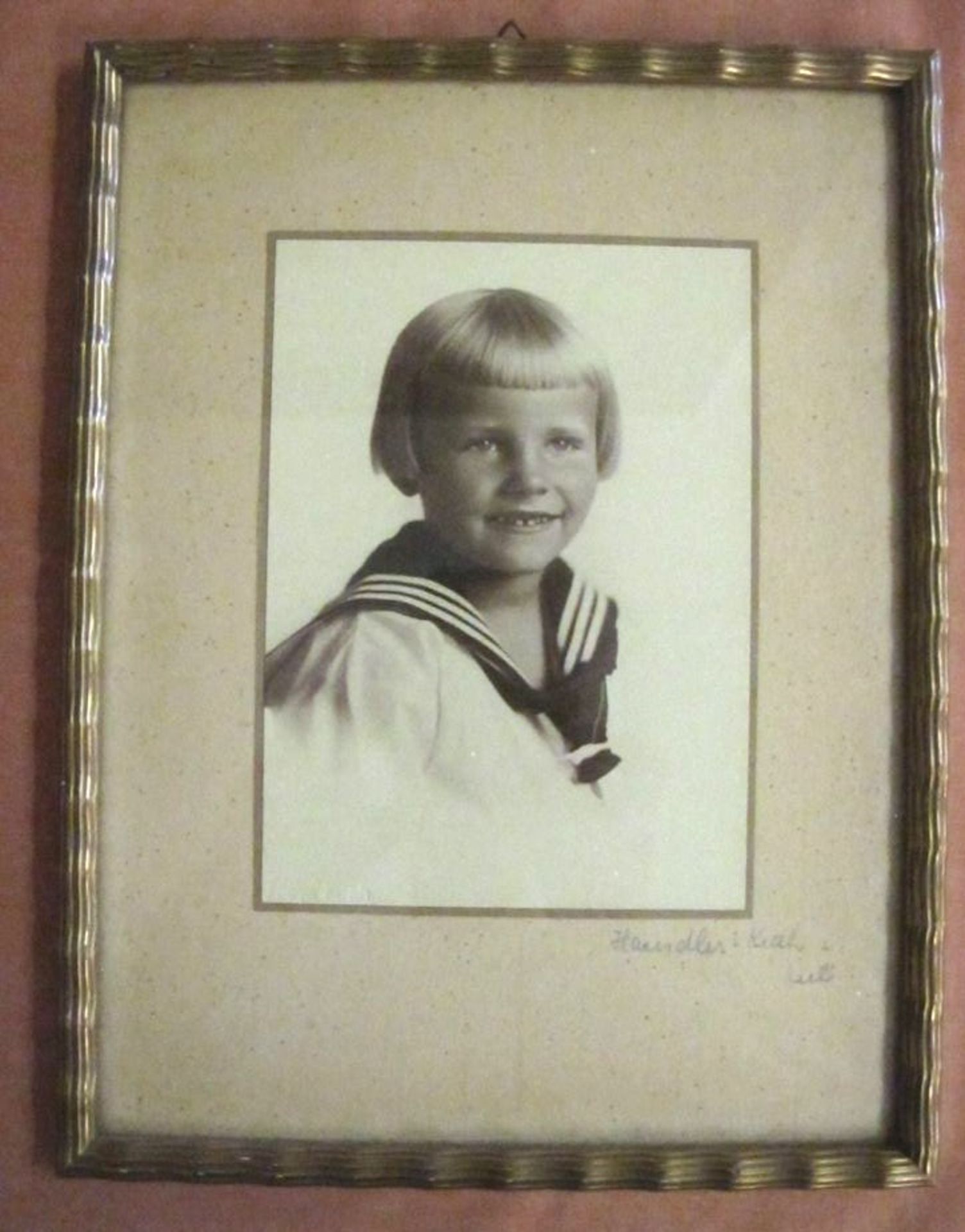 signiertes Kinderfoto, wohl 20/30er Jahre, gerahmt/Glas, RG 28 x 22cm.