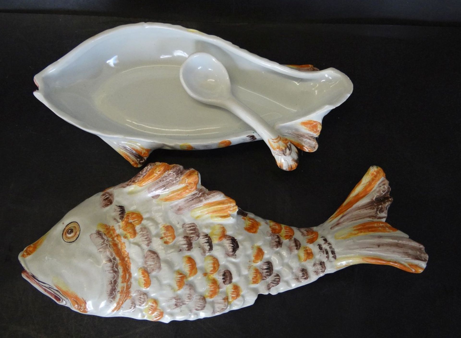 kl. Majolika Deckeldose in Fischform mit Löffel, wohl für Sauce/Butter, Monogramm, H-8 cm, 25x10 - Bild 3 aus 4