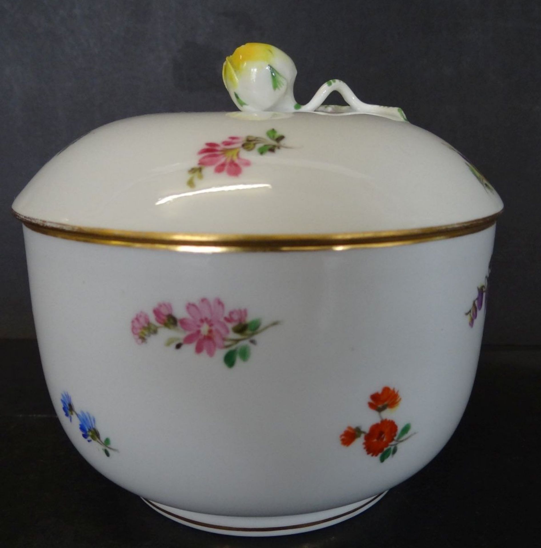 gr. Deckeldose "Meissen" Streublümchen, Schwertermarke 1.Wahl, H-11 cm, D-11 cm, Goldrand minim.