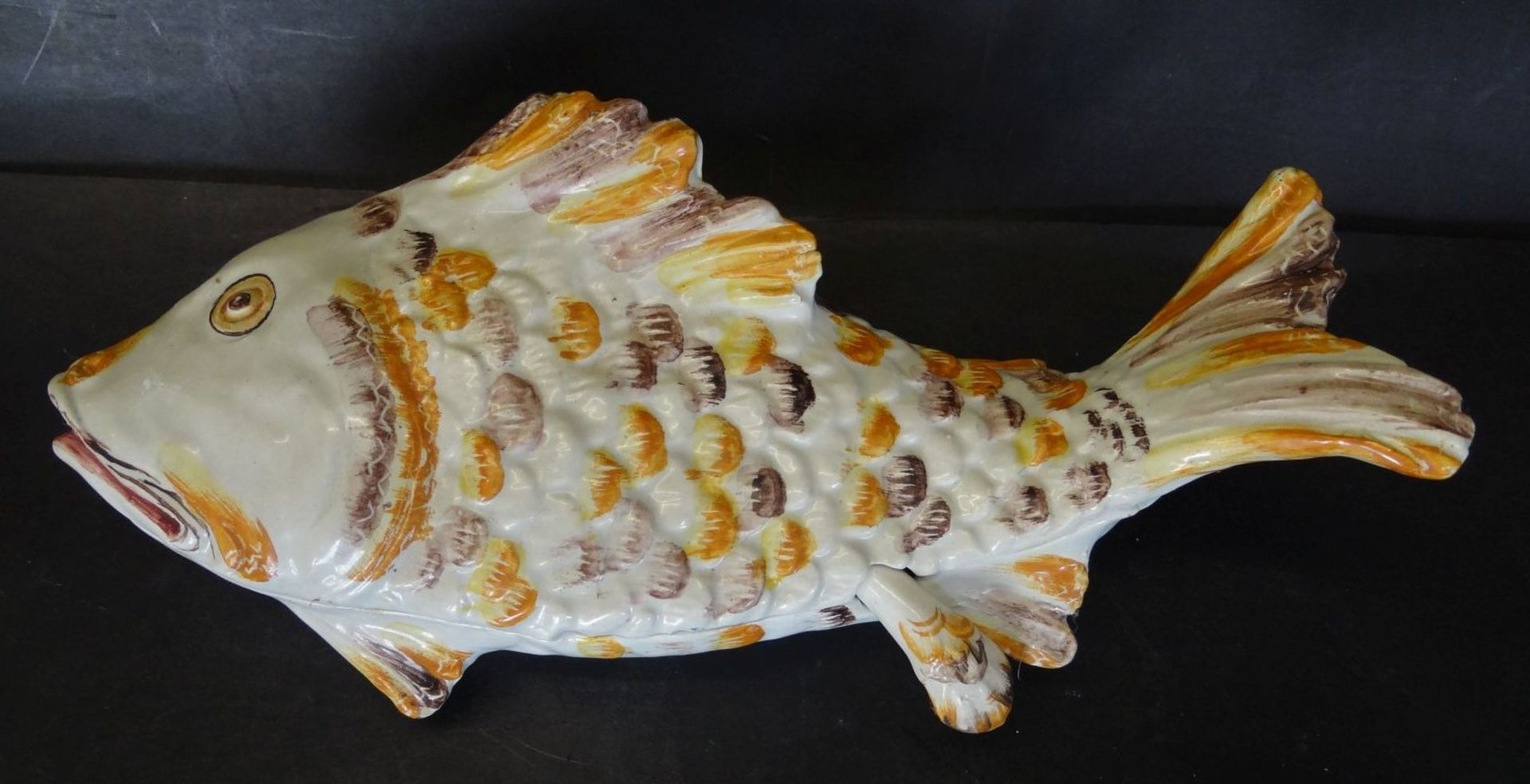 kl. Majolika Deckeldose in Fischform mit Löffel, wohl für Sauce/Butter, Monogramm, H-8 cm, 25x10 - Bild 2 aus 4
