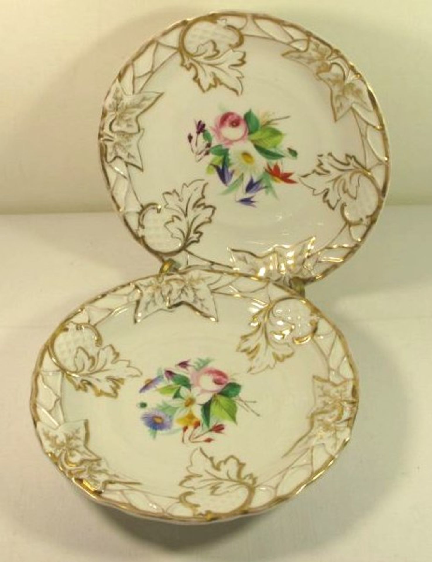 Paar Zierschalen, KPM Krister, um 1900, floral bemalt und und reliefiert, Goldstaffage berieben,