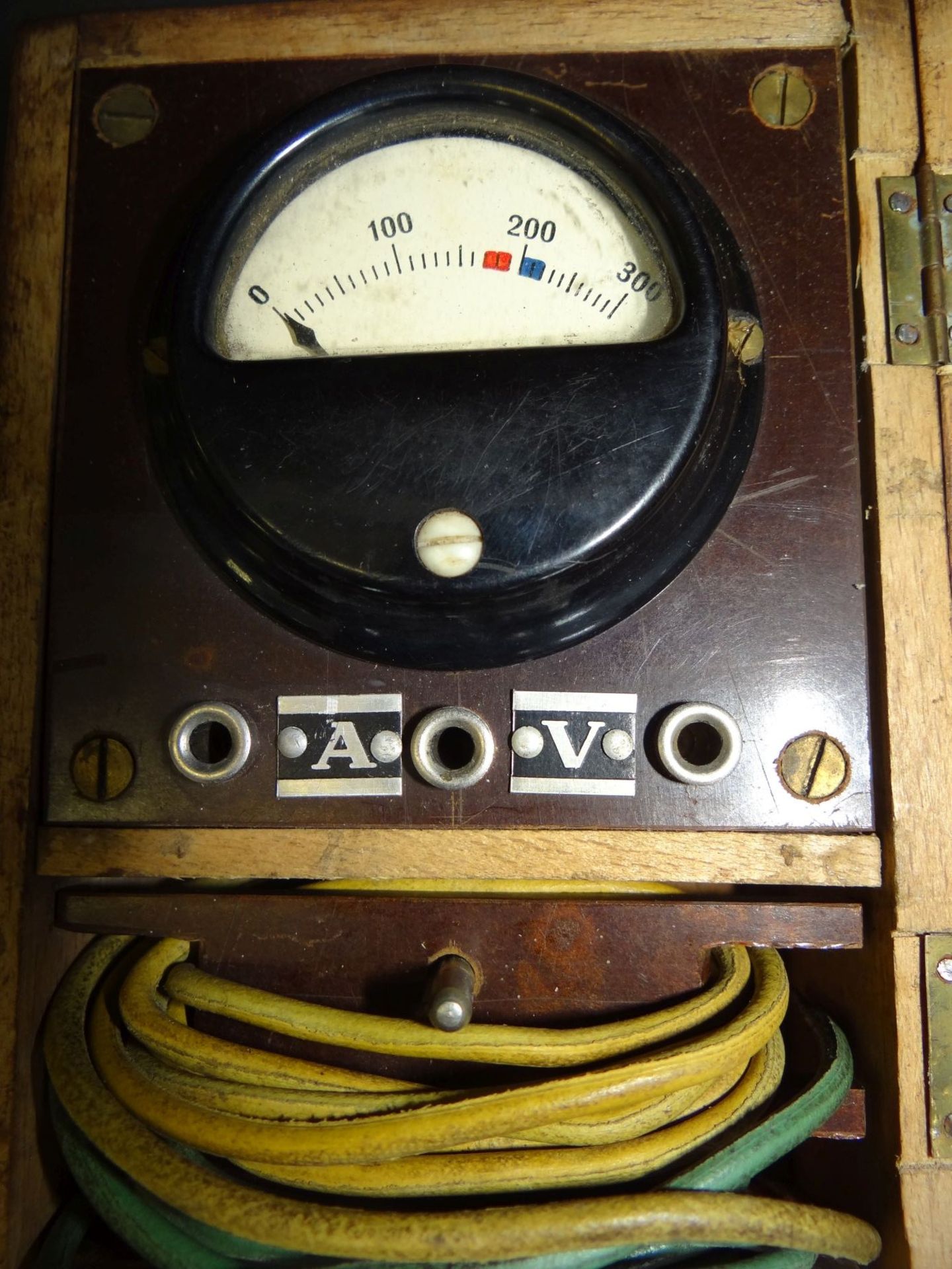 Ampere-und Voltmeter in Holzkasten, H-6 cm, 14x9,5 cm - Bild 2 aus 2