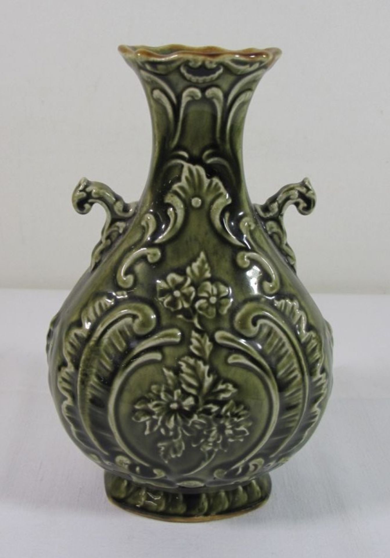 Majolika-Vase, reliefiert, galante Szene, nur Nr. 337, H-22cm. - Bild 2 aus 3