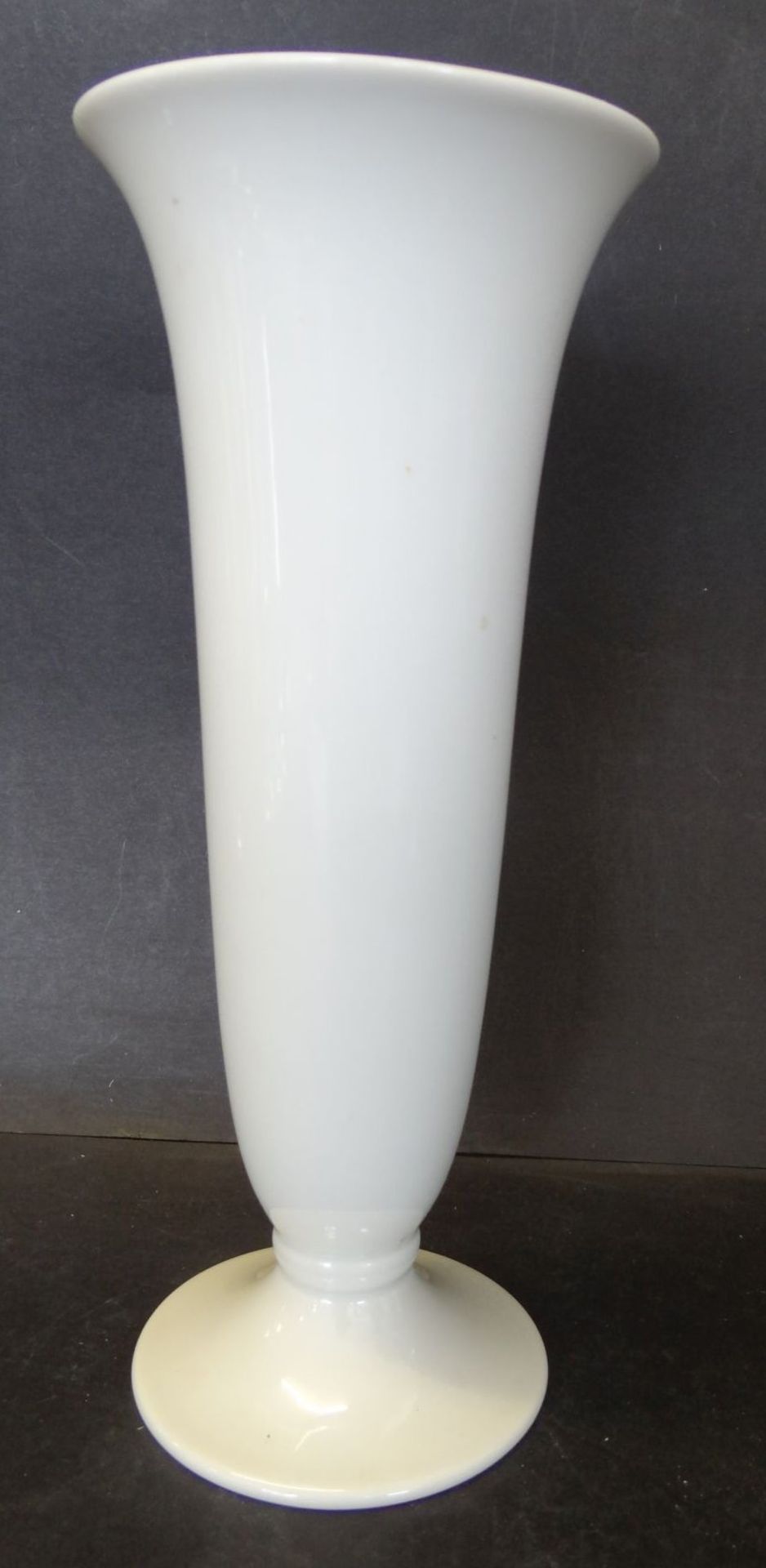 Trichtervase auf Stand "Hutschenreuther", H-25 cm