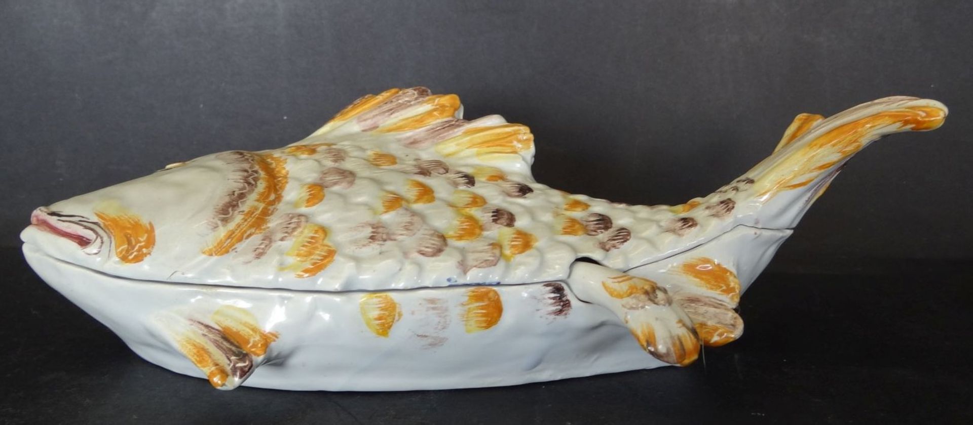 kl. Majolika Deckeldose in Fischform mit Löffel, wohl für Sauce/Butter, Monogramm, H-8 cm, 25x10