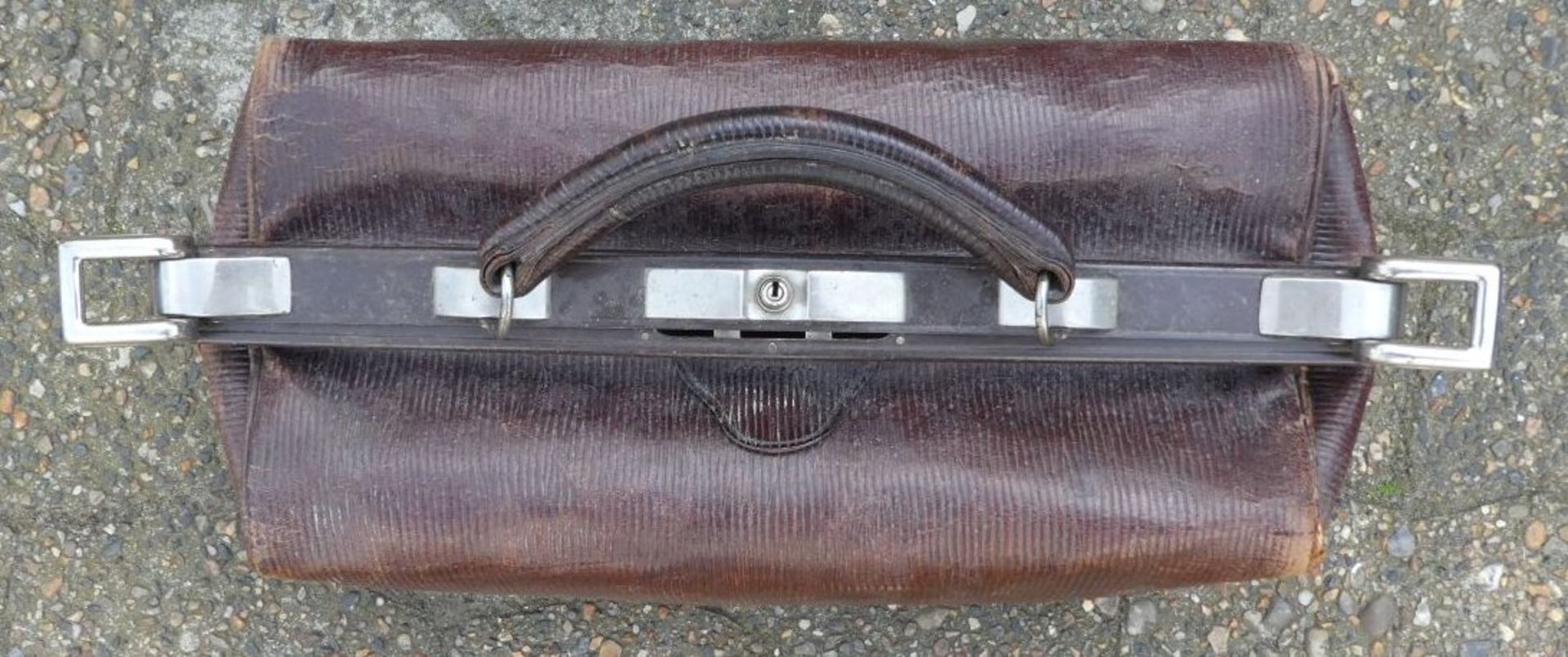 alte Leder-Arzttasche, , Alters-u. Gebrauchsspuren, H-18 cm, 40x18 cm, samt Inhalt - Bild 2 aus 3