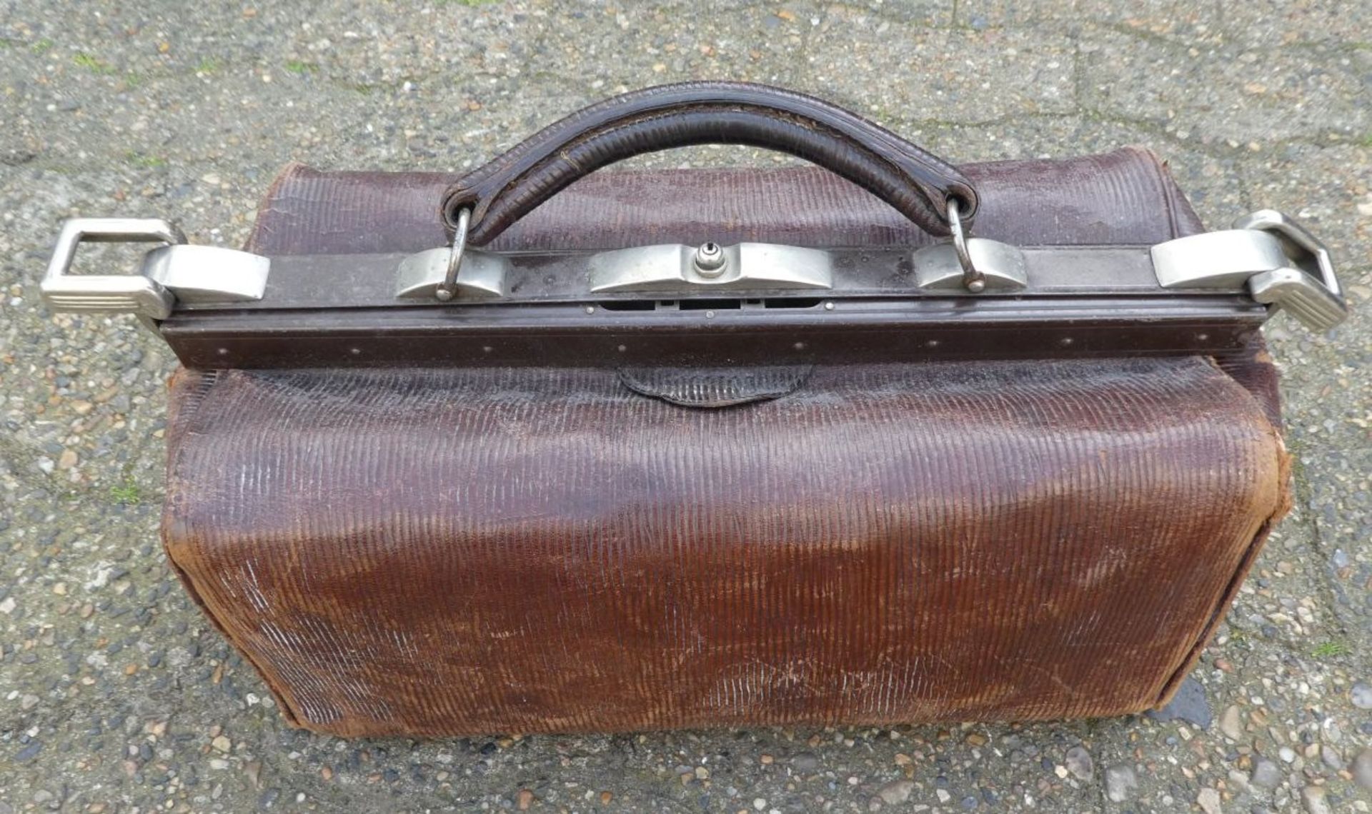 alte Leder-Arzttasche, , Alters-u. Gebrauchsspuren, H-18 cm, 40x18 cm, samt Inhalt