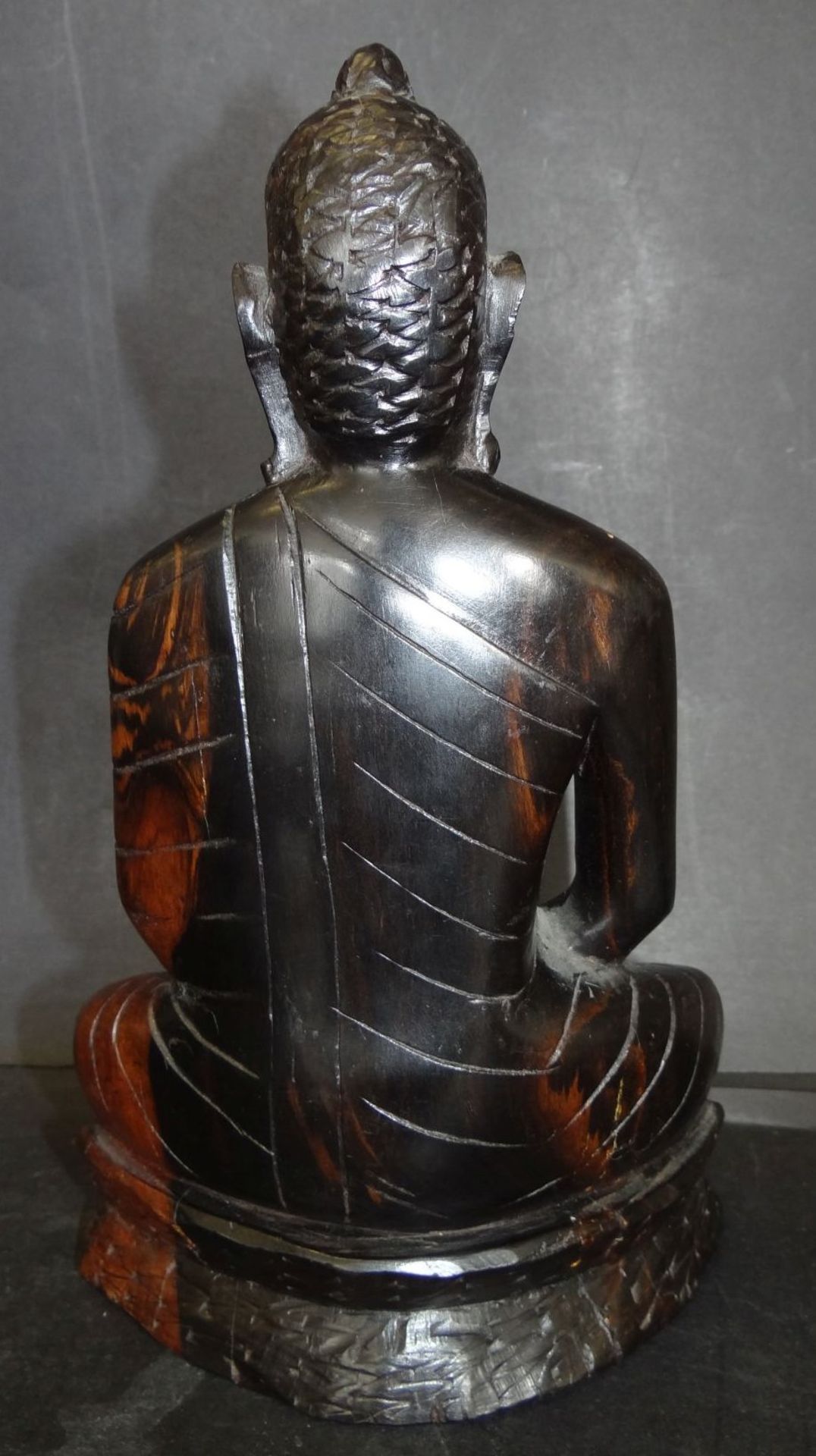 Holz-Buddha, vorne Altriss, H-23 cm - Bild 3 aus 4
