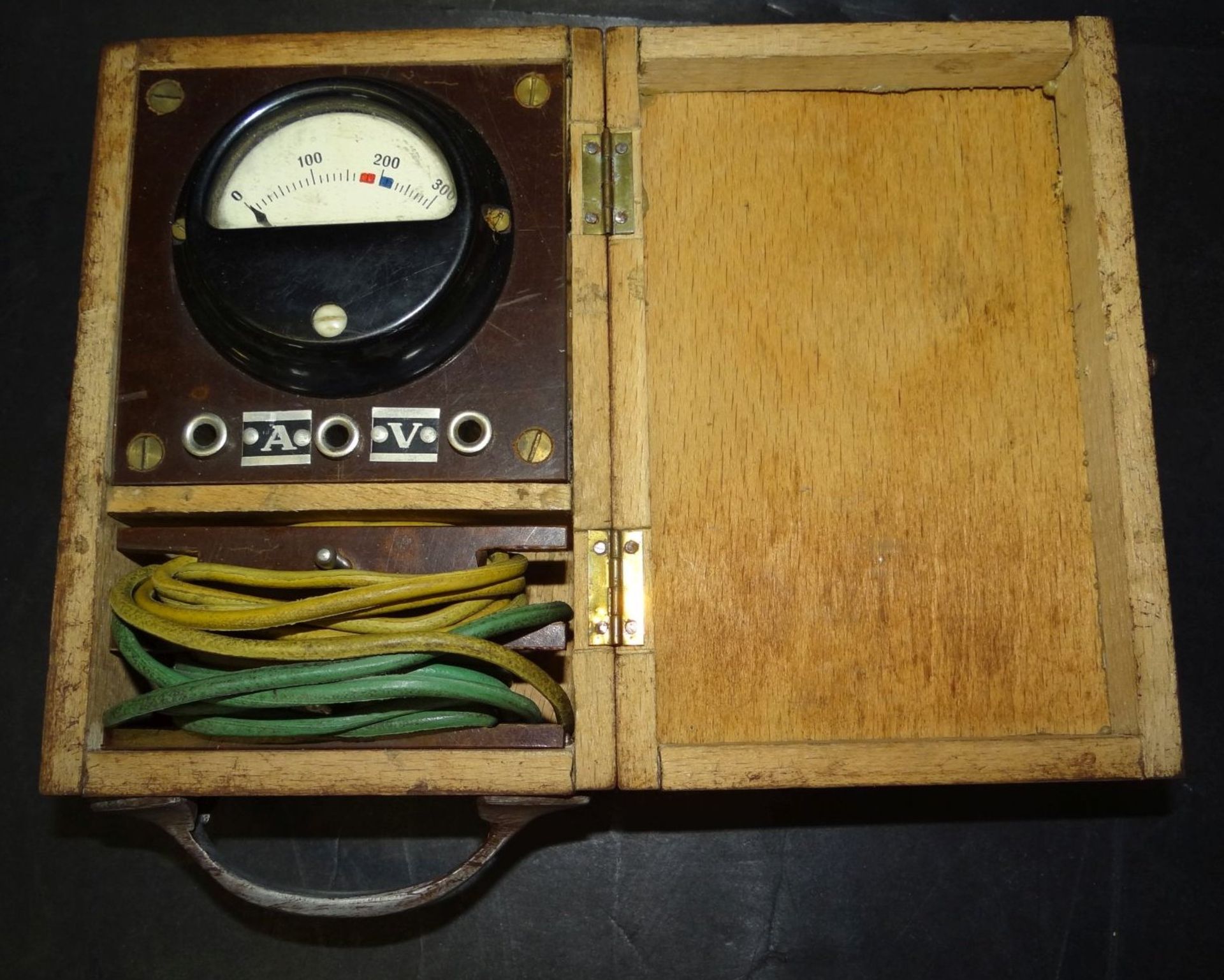 Ampere-und Voltmeter in Holzkasten, H-6 cm, 14x9,5 cm