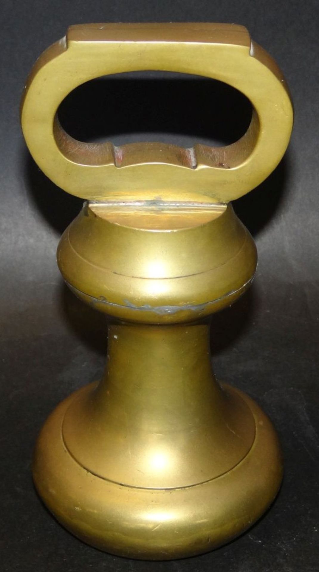 englisches Glockengewicht mit Tragegriff, ca. 3 kg, in Boden div. Jahreszahlen, H-17,5 cm