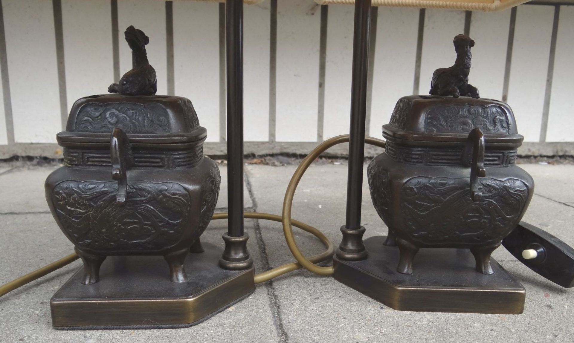 Paar Tischlampen mit massiven Bronzestand in Form von Räucherkoros, H-35 c - Bild 3 aus 7