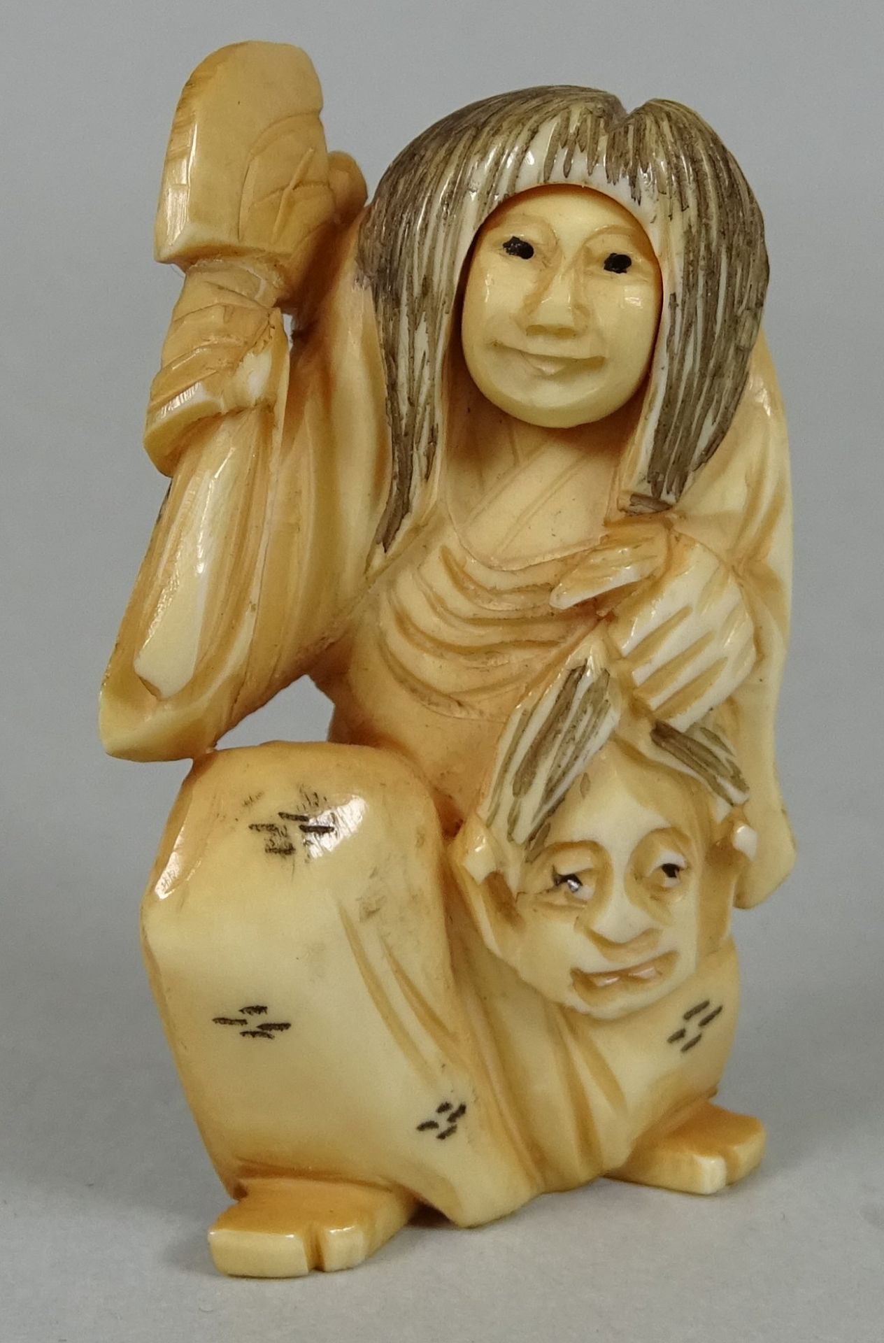 Netsuke, Henker mit 2 Gesichtern, Elfenbein, 19.Jhd., Kopf drehbar,signiert, H-5 cm - Bild 3 aus 7