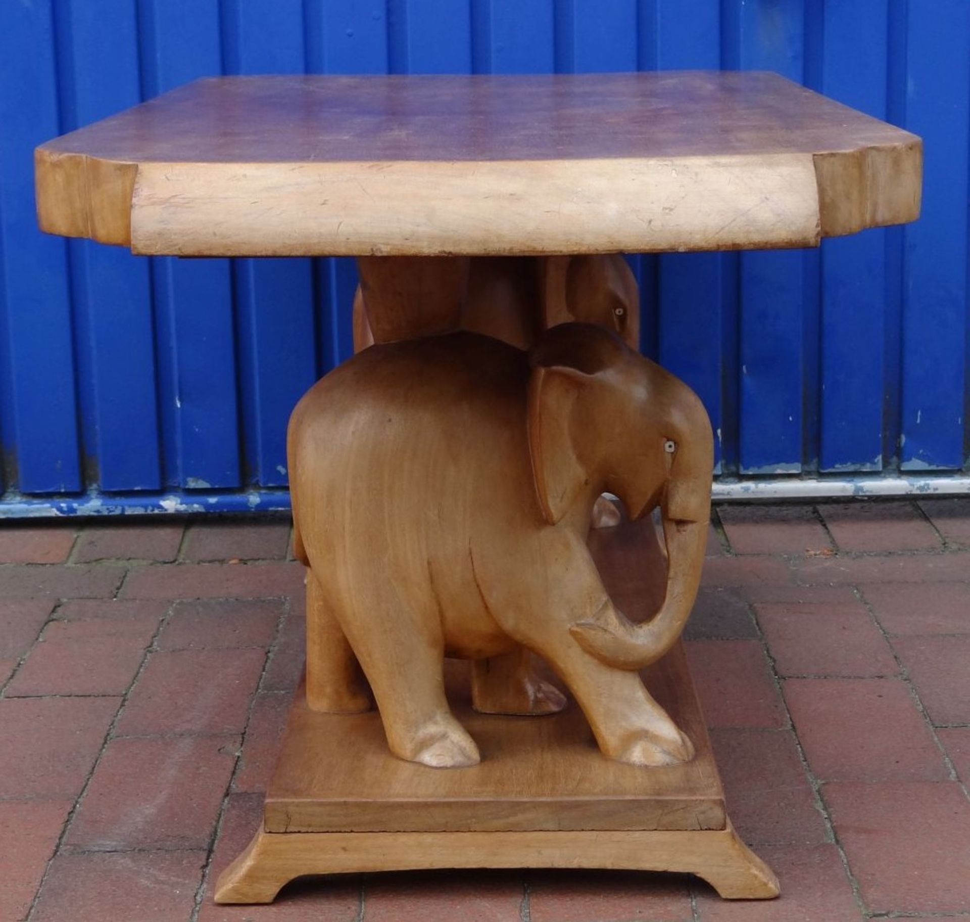 Couchtisch, afrikan. Edelholz, getragen von 2 Elefanten, H-50 cm, 102x54 cm, Gebrauchsspuren - Bild 2 aus 6