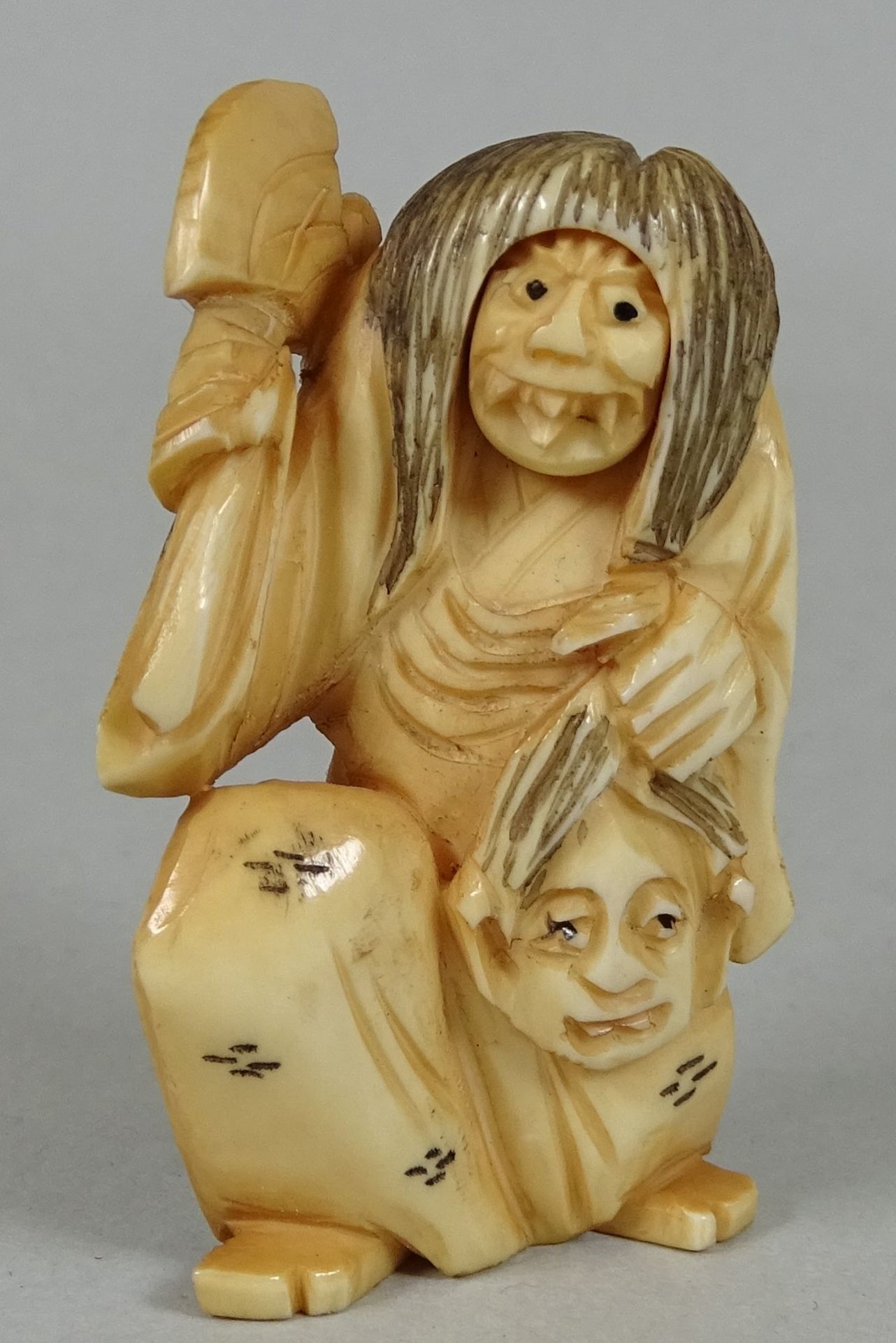 Netsuke, Henker mit 2 Gesichtern, Elfenbein, 19.Jhd., Kopf drehbar,signiert, H-5 cm - Bild 2 aus 7