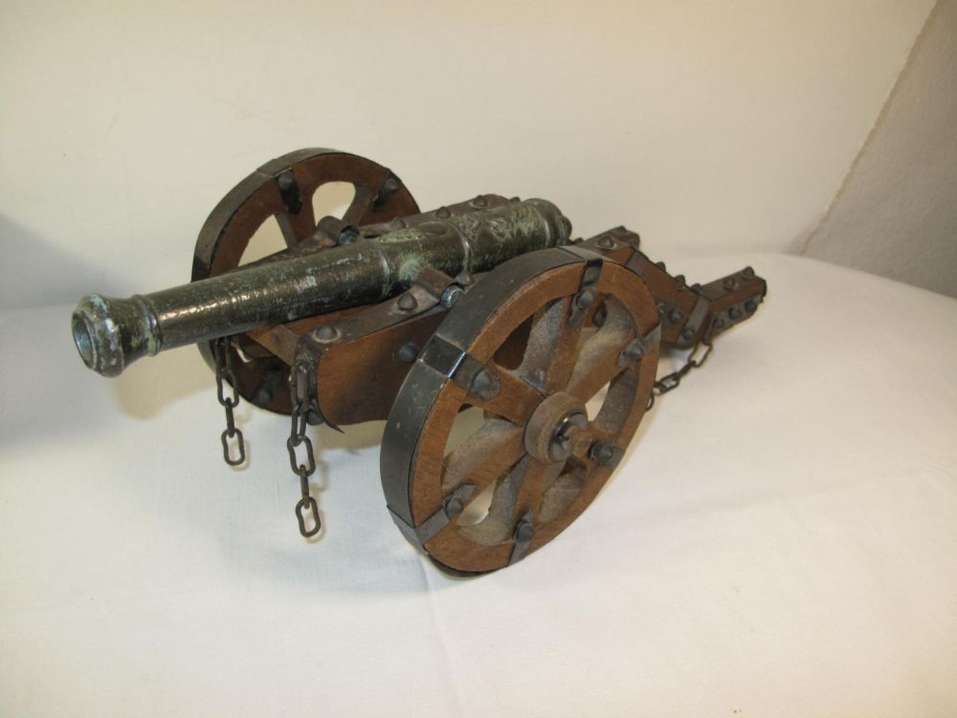 Modell einer Kanone auf Lafette, Bronzerohr, H-14 cm, L-39 cm