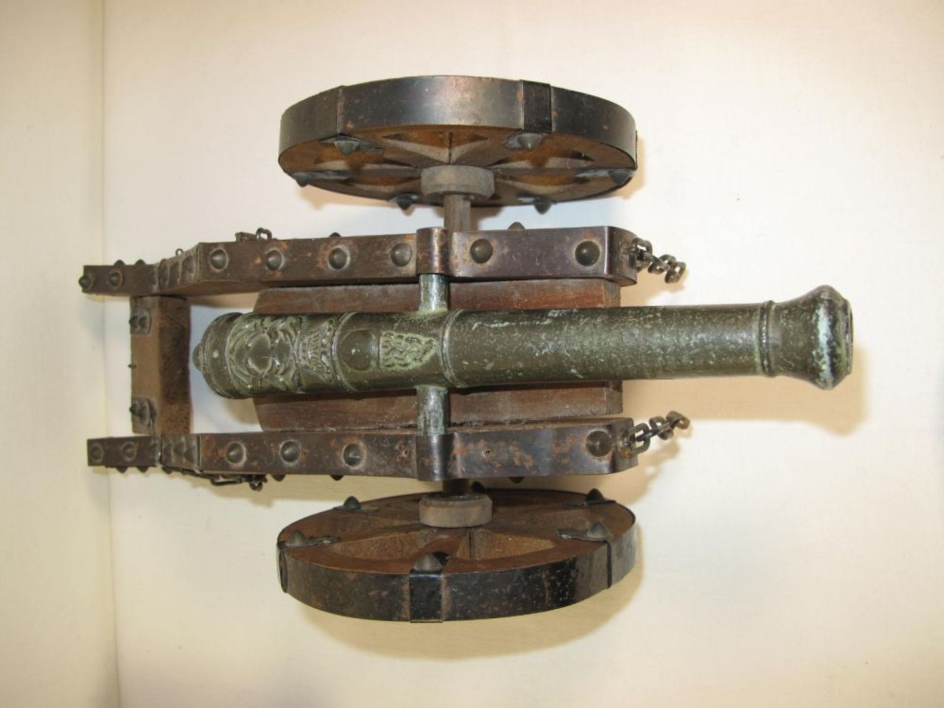 Modell einer Kanone auf Lafette, Bronzerohr, H-14 cm, L-39 cm - Bild 2 aus 2