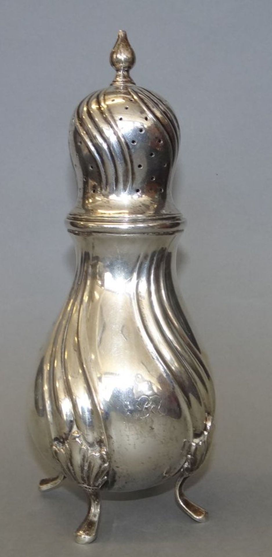 übergrosser Silber-830- Streuer, Schweden, mit Ziermonogramm, H-21 cm, 255 gr - Bild 5 aus 9