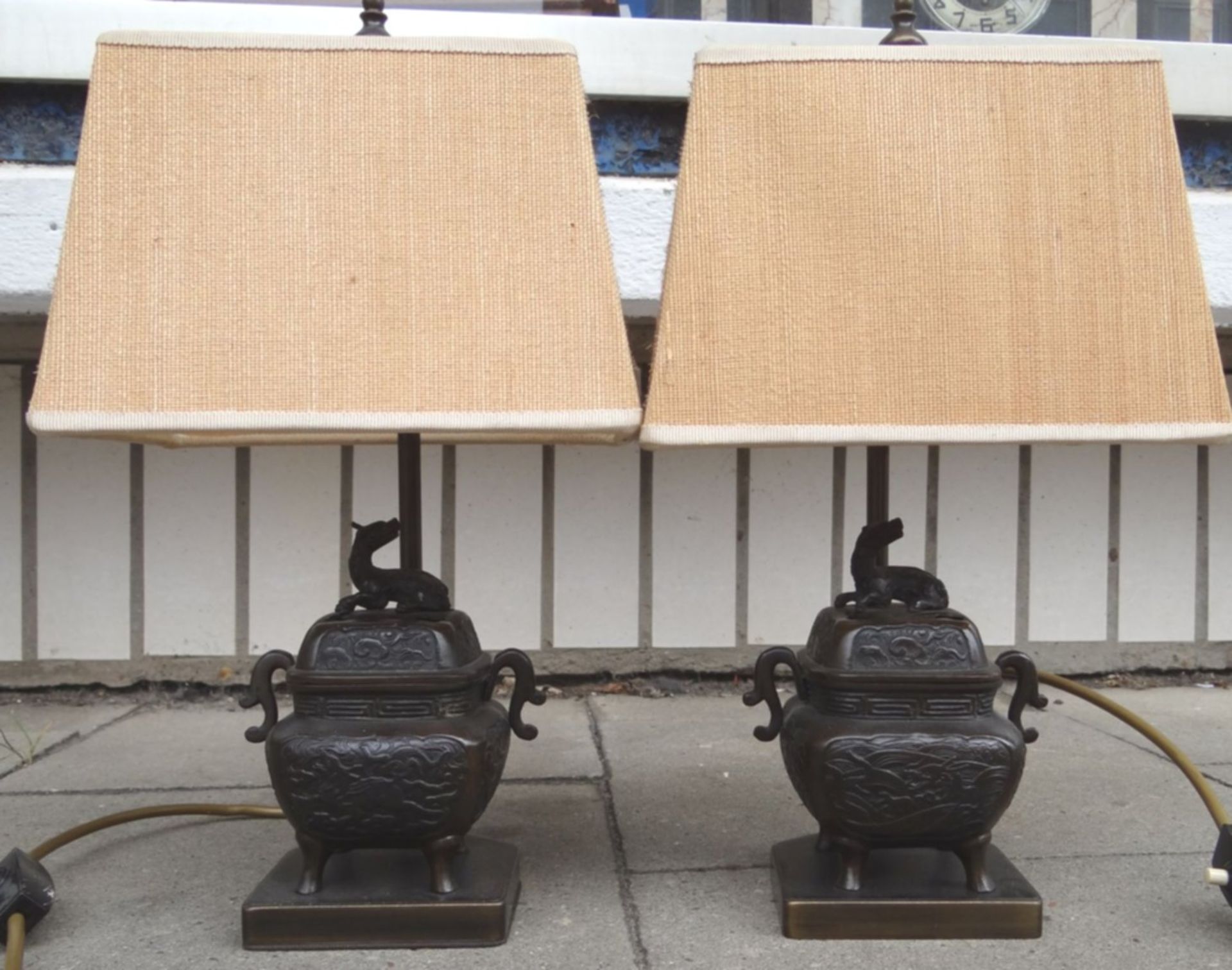 Paar Tischlampen mit massiven Bronzestand in Form von Räucherkoros, H-35 c