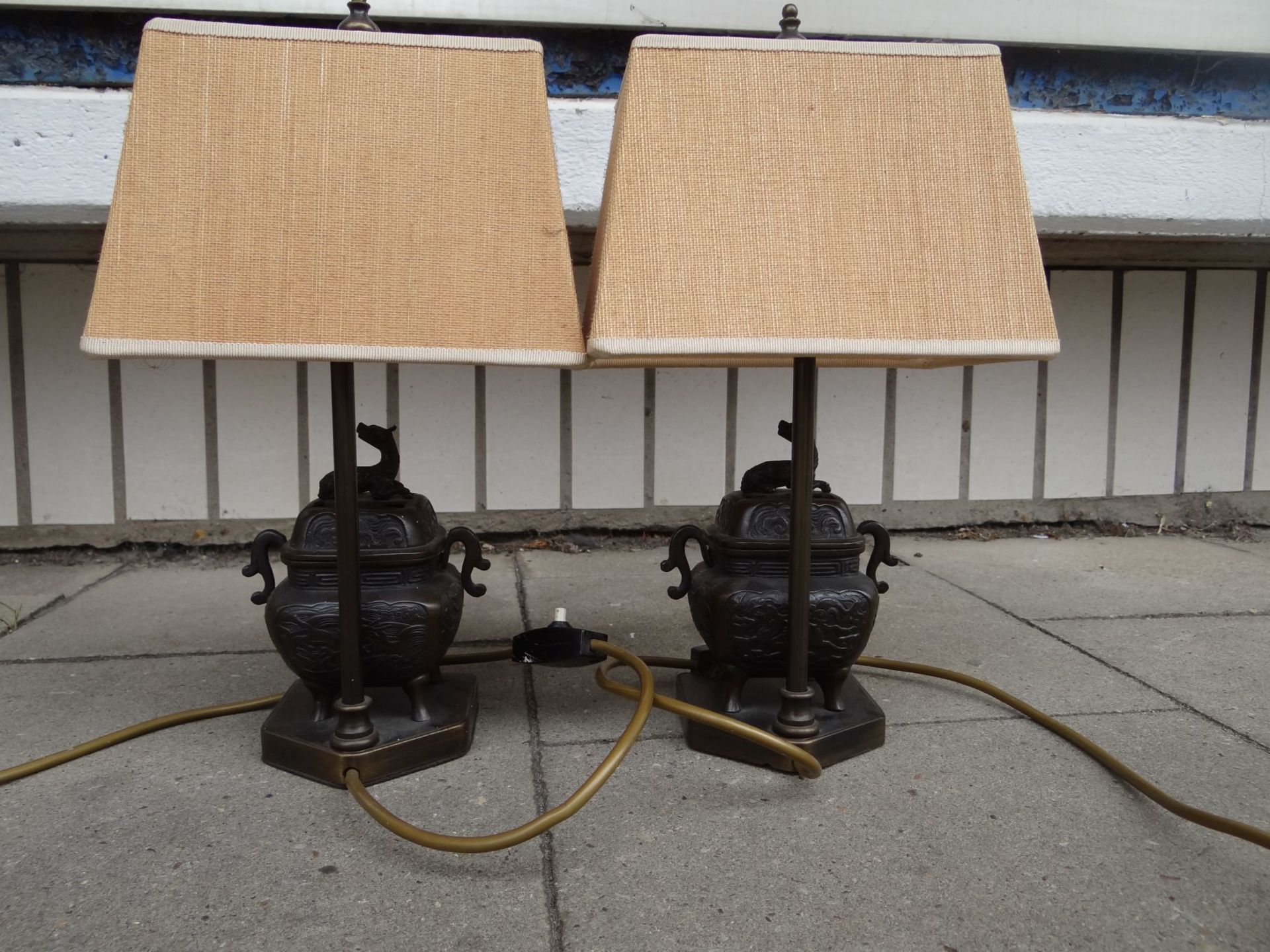 Paar Tischlampen mit massiven Bronzestand in Form von Räucherkoros, H-35 c - Bild 5 aus 7