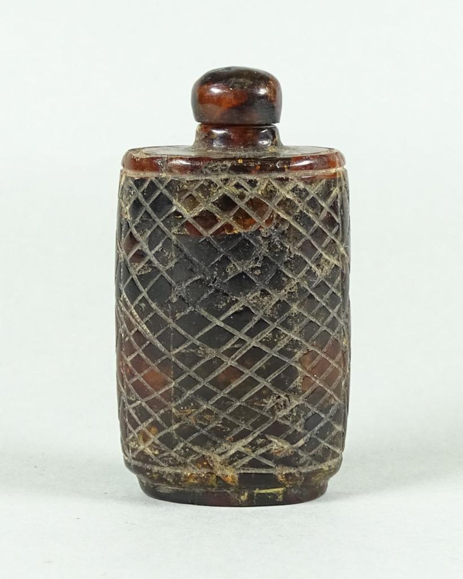 Snuff Bottle, Bernstein mit Ritzdekor, um 1920, H-5,5 cm