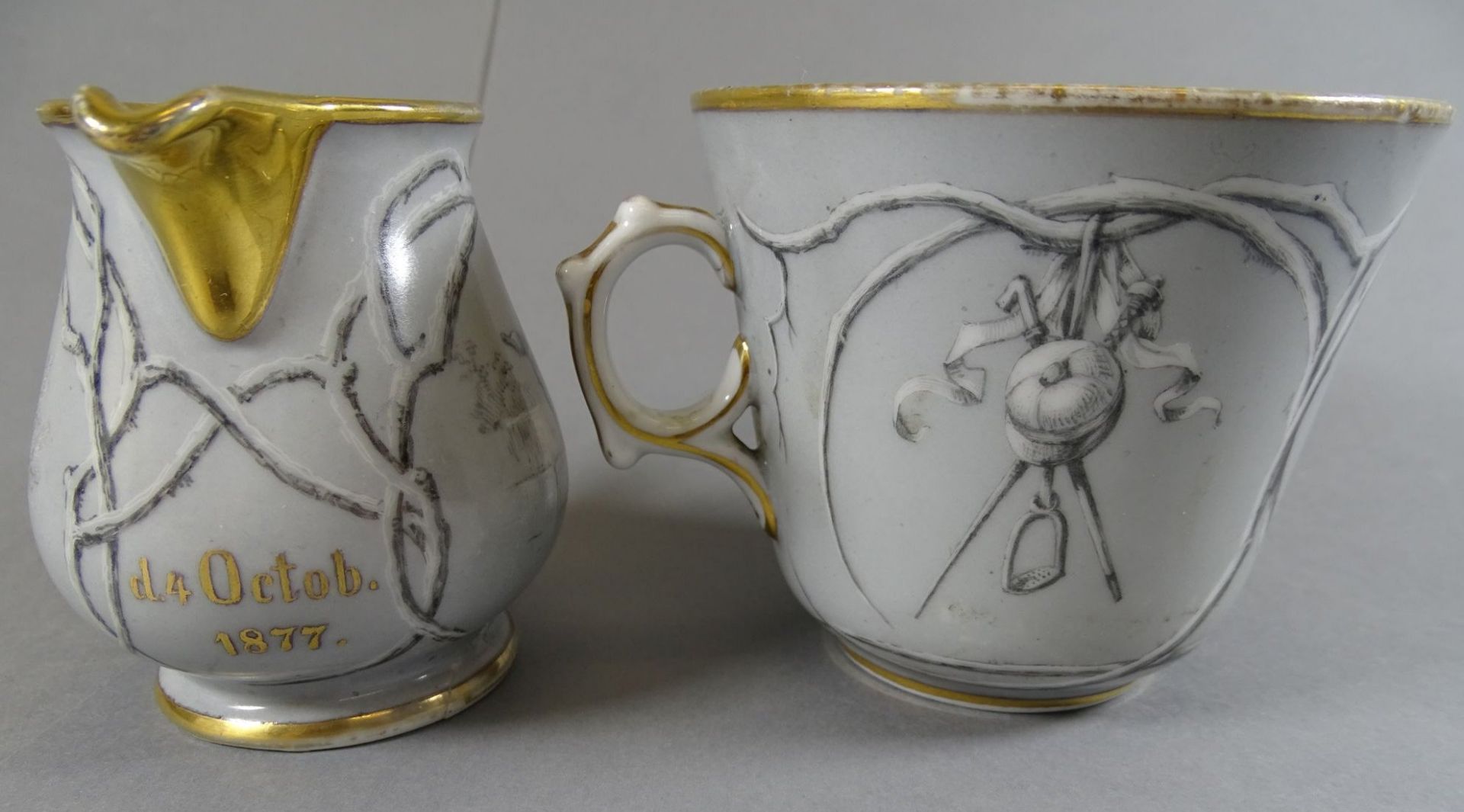 Tasse und Sahnekännchen, bemalt mit Pferdemotiven, dat. 1877, Golddekor tw. berieben, Kannenstand - Bild 3 aus 6