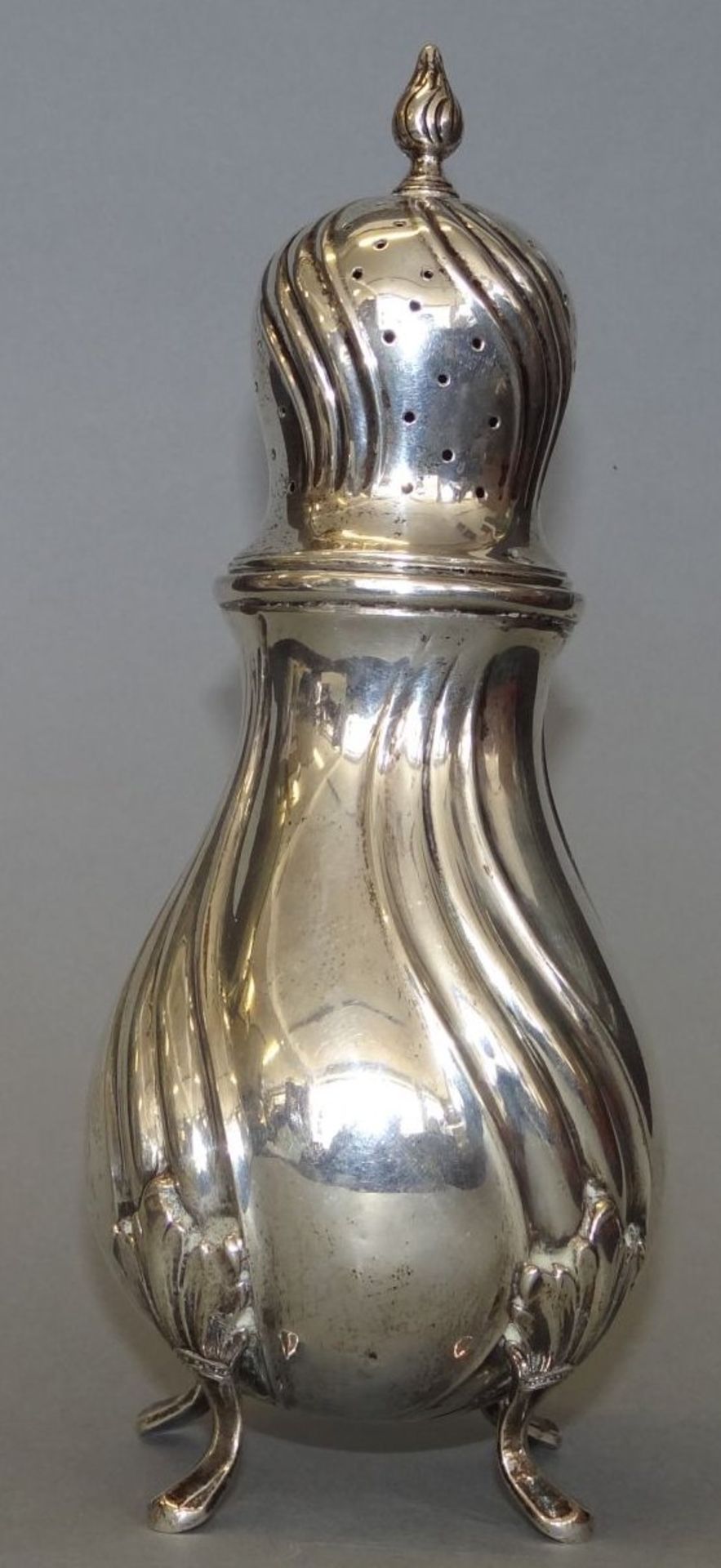 übergrosser Silber-830- Streuer, Schweden, mit Ziermonogramm, H-21 cm, 255 gr - Bild 2 aus 9
