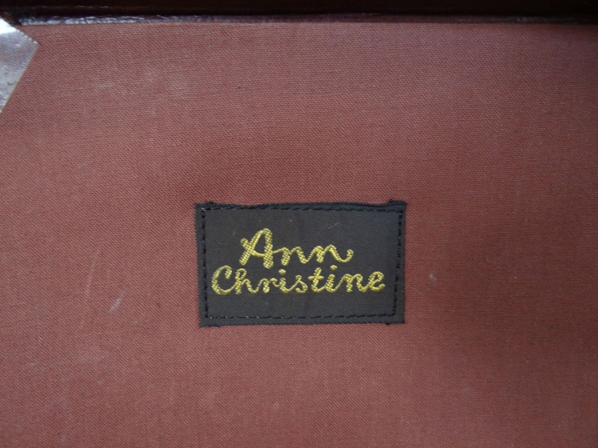 kl. Leder-Handkoffer "Ann Christin", mttiig Stoff, 36x24 cm, Alters-u. Gebrauchsspuren - Bild 4 aus 5