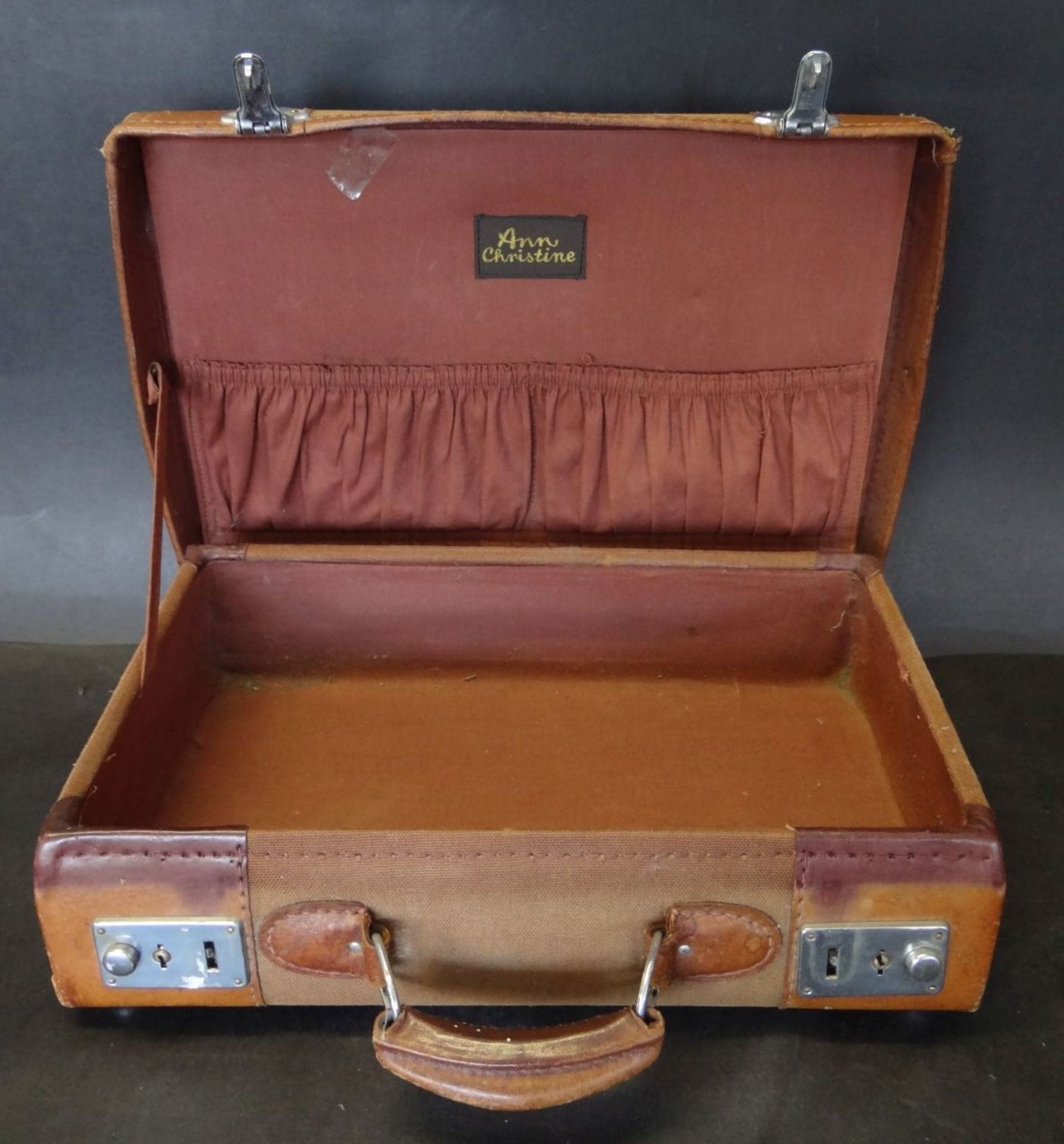 kl. Leder-Handkoffer "Ann Christin", mttiig Stoff, 36x24 cm, Alters-u. Gebrauchsspuren - Bild 3 aus 5