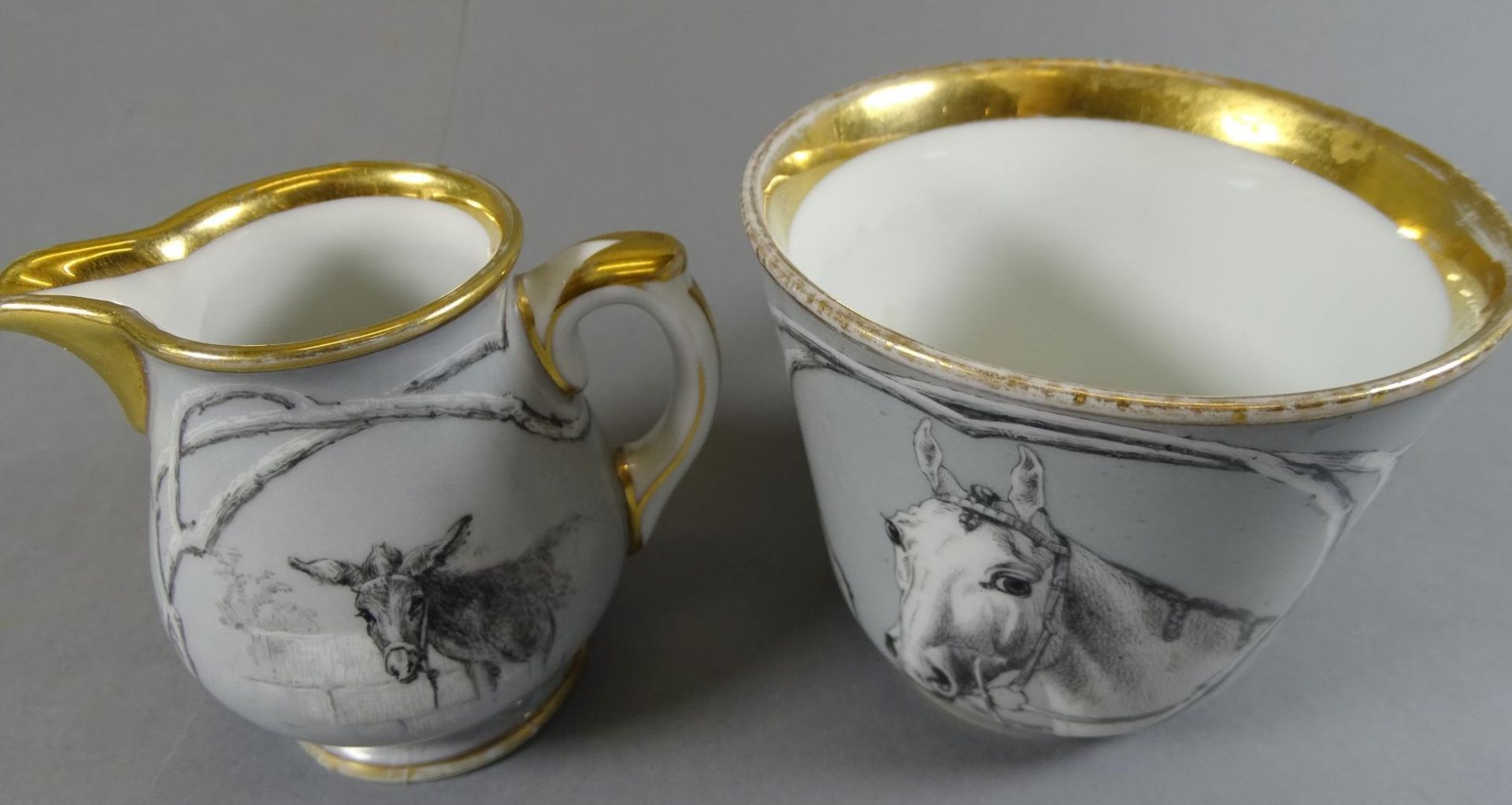 Tasse und Sahnekännchen, bemalt mit Pferdemotiven, dat. 1877, Golddekor tw. berieben, Kannenstand - Bild 4 aus 6